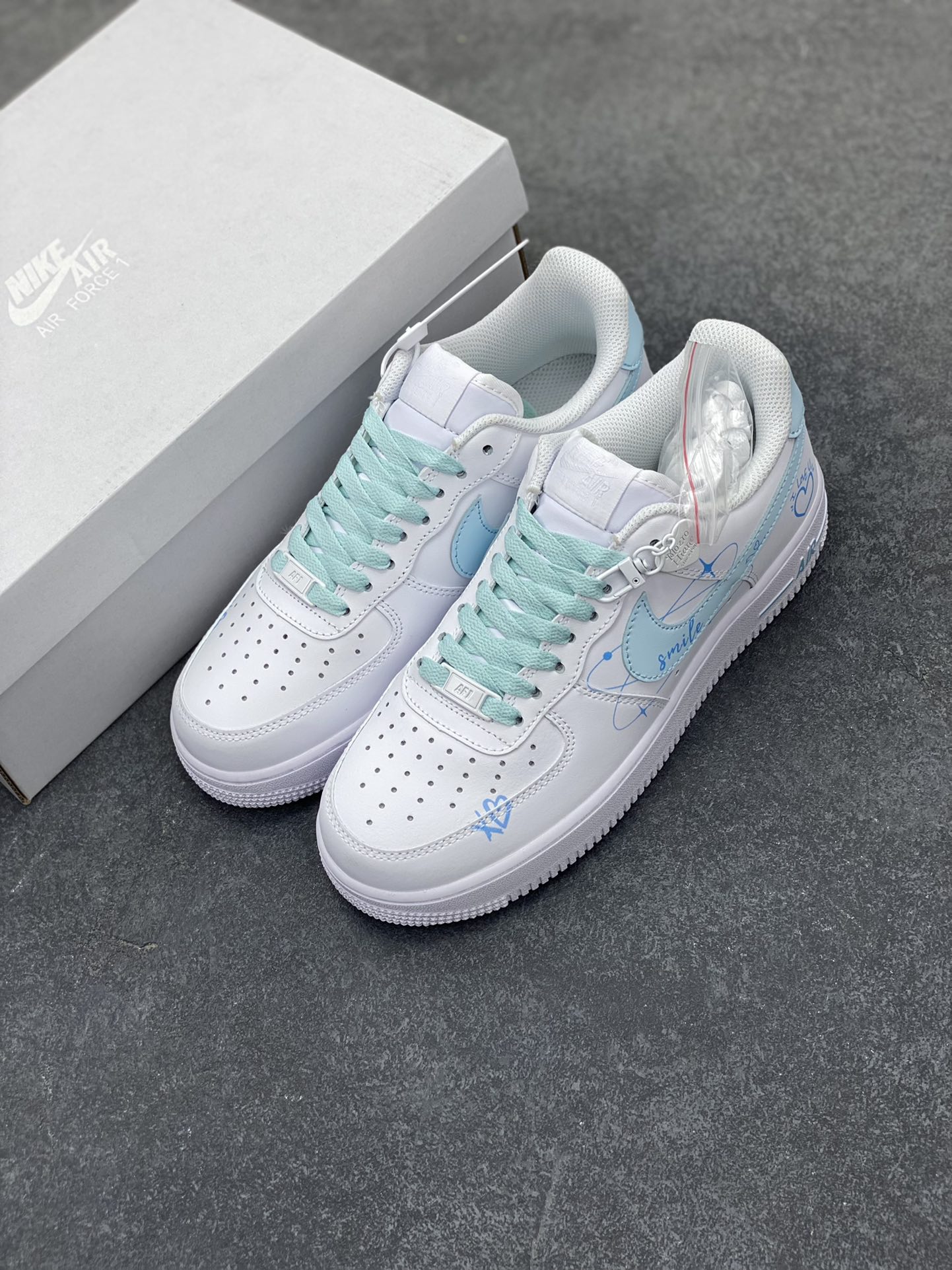 图片[8]-Nike Air Force 1 Low’07 LOVE系列 白蓝喷绘 空军一号低帮休闲板鞋 定制皮料 原厂3D打印 定制鞋盒 原楦原纸板 纯正空军版型 内置全掌气垫 货号：CW2288-111 尺码：36 36.5 37.5 38 38.5 39 40 40.5 41 42 42.5 43 44 44.5 45-选品中心