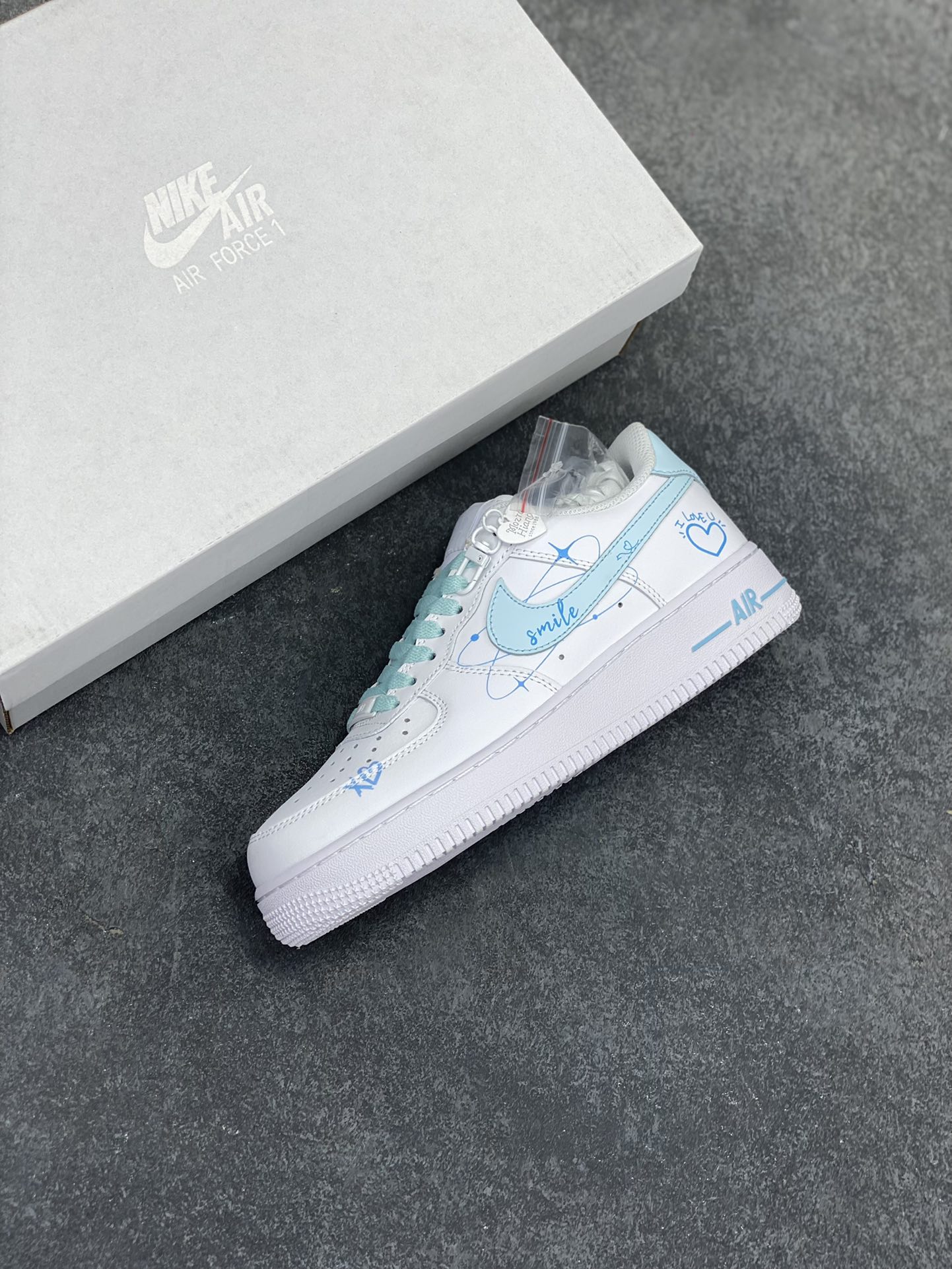 图片[7]-Nike Air Force 1 Low’07 LOVE系列 白蓝喷绘 空军一号低帮休闲板鞋 定制皮料 原厂3D打印 定制鞋盒 原楦原纸板 纯正空军版型 内置全掌气垫 货号：CW2288-111 尺码：36 36.5 37.5 38 38.5 39 40 40.5 41 42 42.5 43 44 44.5 45-选品中心
