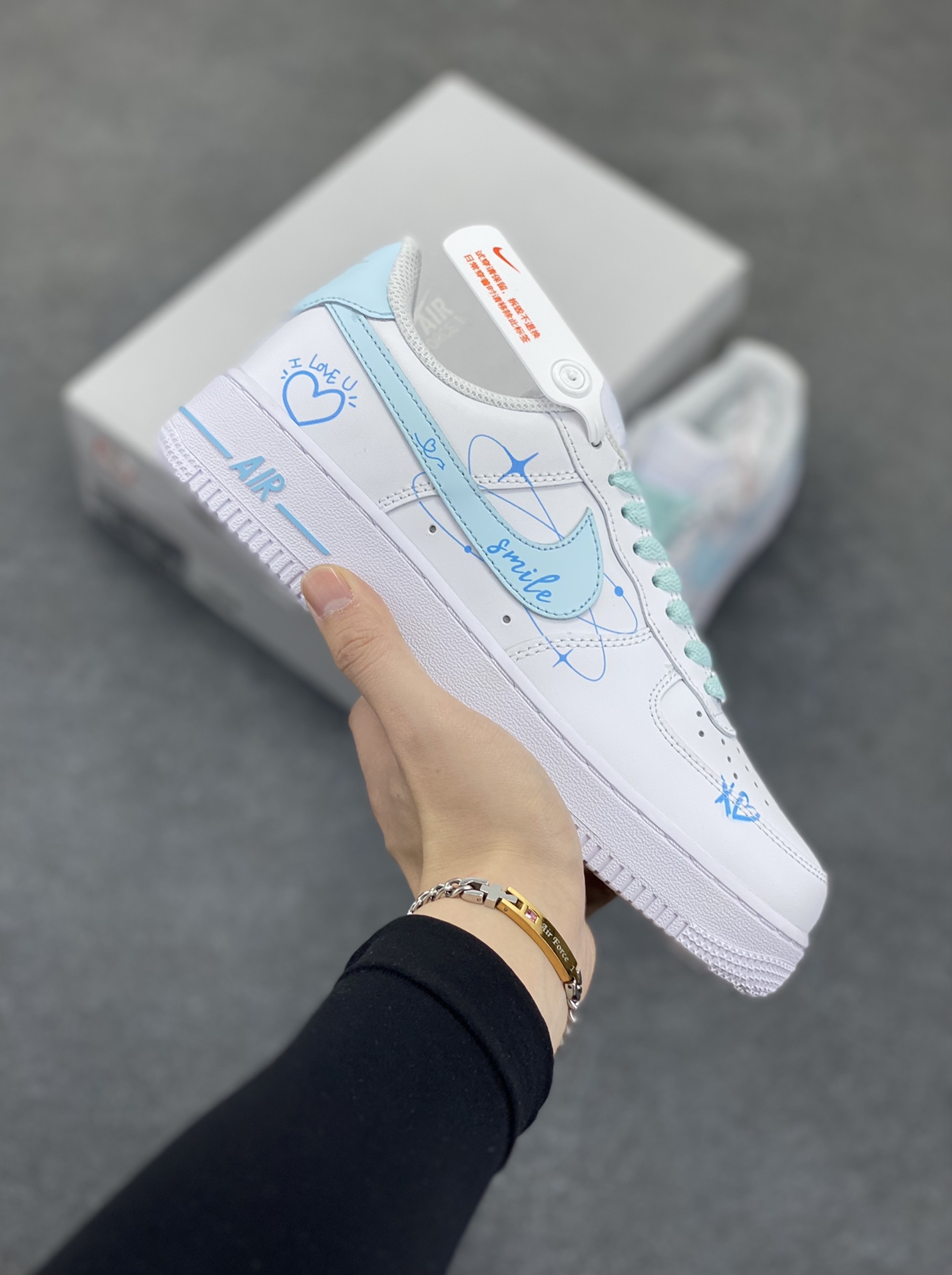 Nike Air Force 1 Low’07 LOVE系列 白蓝喷绘 空军一号低帮休闲板鞋 定制皮料 原厂3D打印 定制鞋盒 原楦原纸板 纯正空军版型 内置全掌气垫 货号:CW2288-111 尺码:36 36.5 37.5 38 38.5 39 40 40.5 41 42 42.5 43 44 44.5 45-选品中心