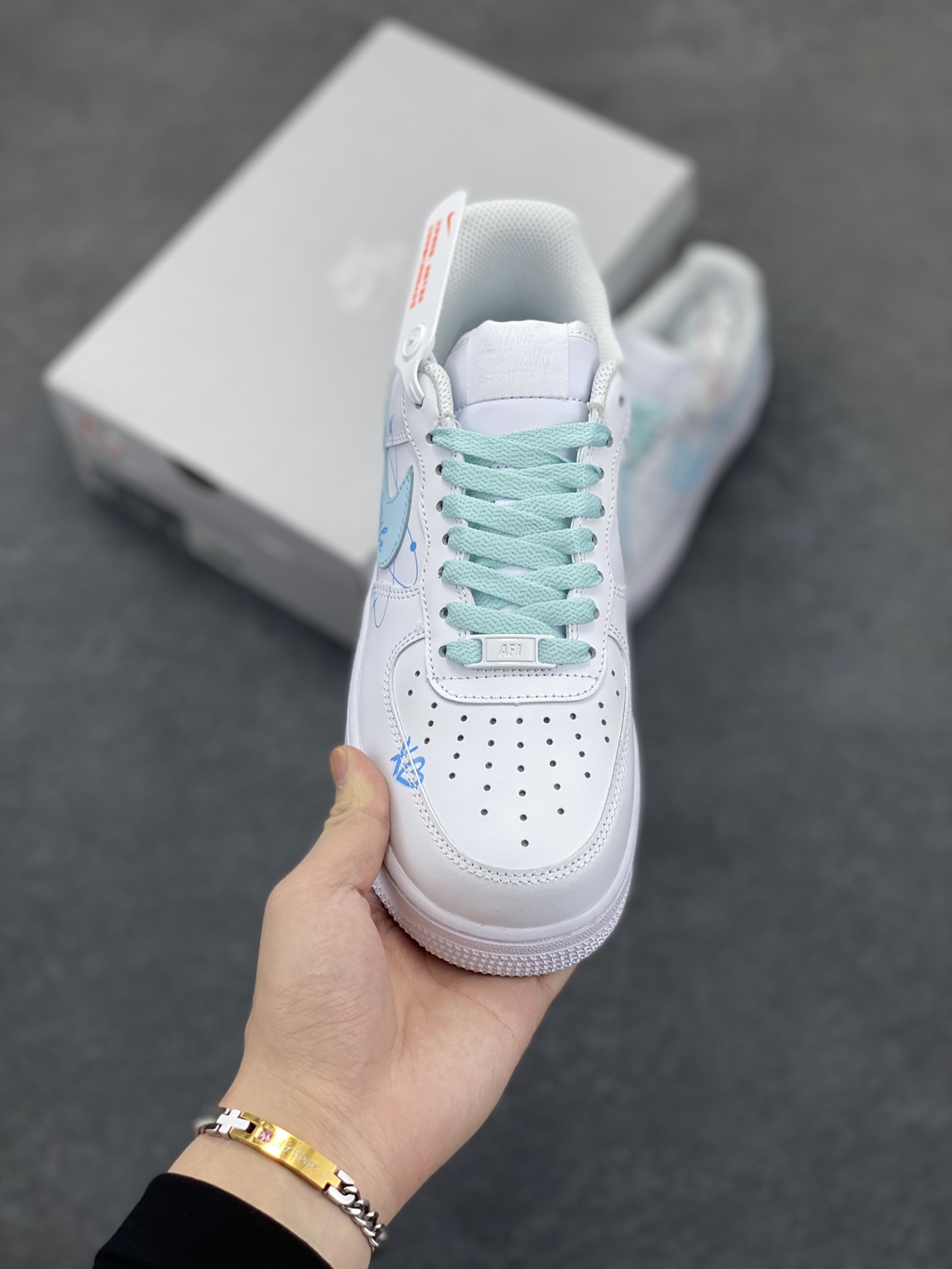 图片[2]-Nike Air Force 1 Low’07 LOVE系列 白蓝喷绘 空军一号低帮休闲板鞋 定制皮料 原厂3D打印 定制鞋盒 原楦原纸板 纯正空军版型 内置全掌气垫 货号：CW2288-111 尺码：36 36.5 37.5 38 38.5 39 40 40.5 41 42 42.5 43 44 44.5 45-选品中心
