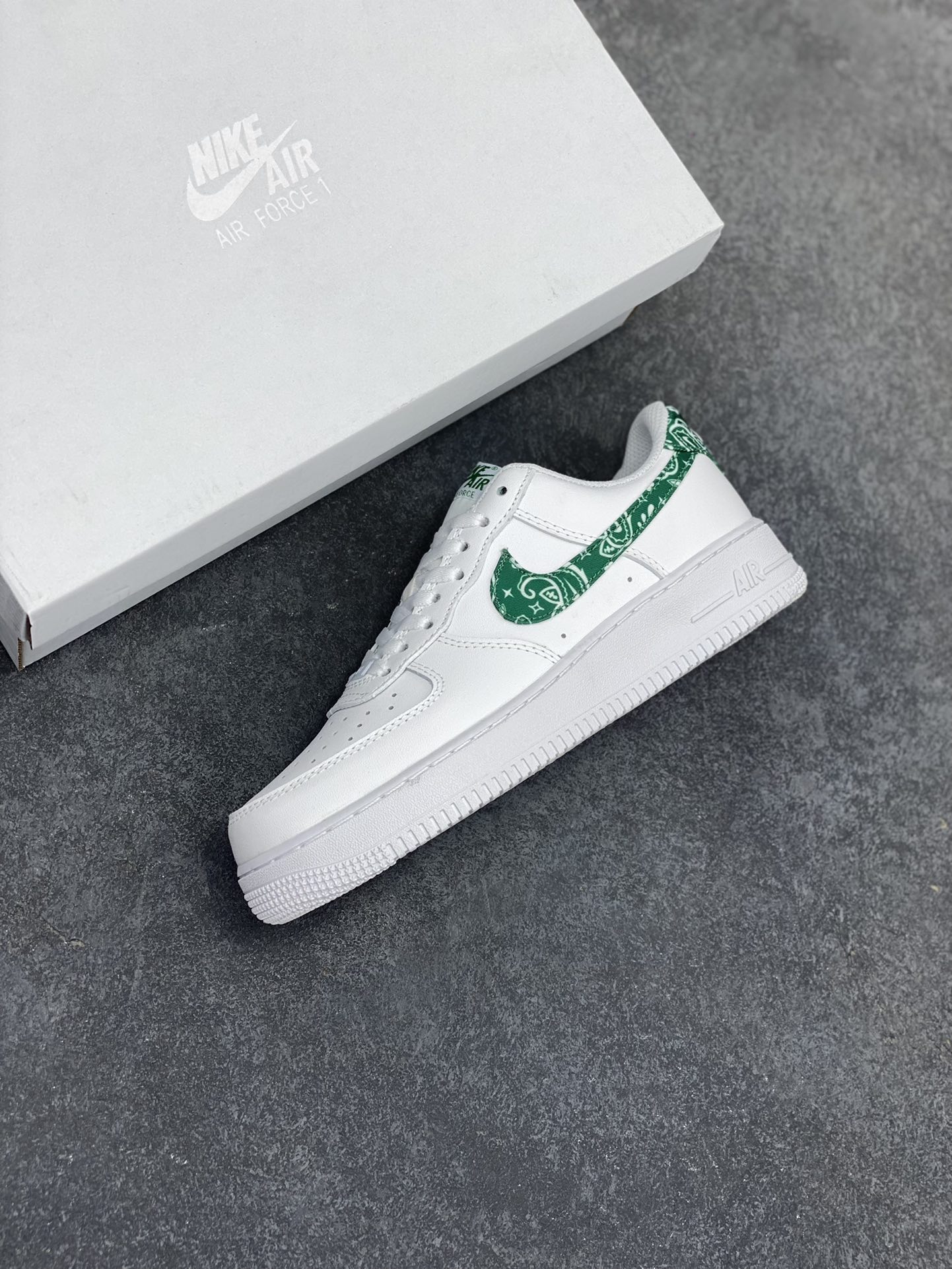 图片[7]-福利特价 Nike Air Force 1 Low 白绿腰果花 空军一号低帮运动休闲板鞋 原楦头原纸板 打造纯正空军版型#专注外贸渠道 全掌内置蜂窝气垫 #原盒配件 原厂中底钢印、拉帮完美 货号：DH4406-102 尺码：36 36.5 37.5 38 38.5 39 40 40.5 41 42 42.5 43 44 44.5 45-选品中心