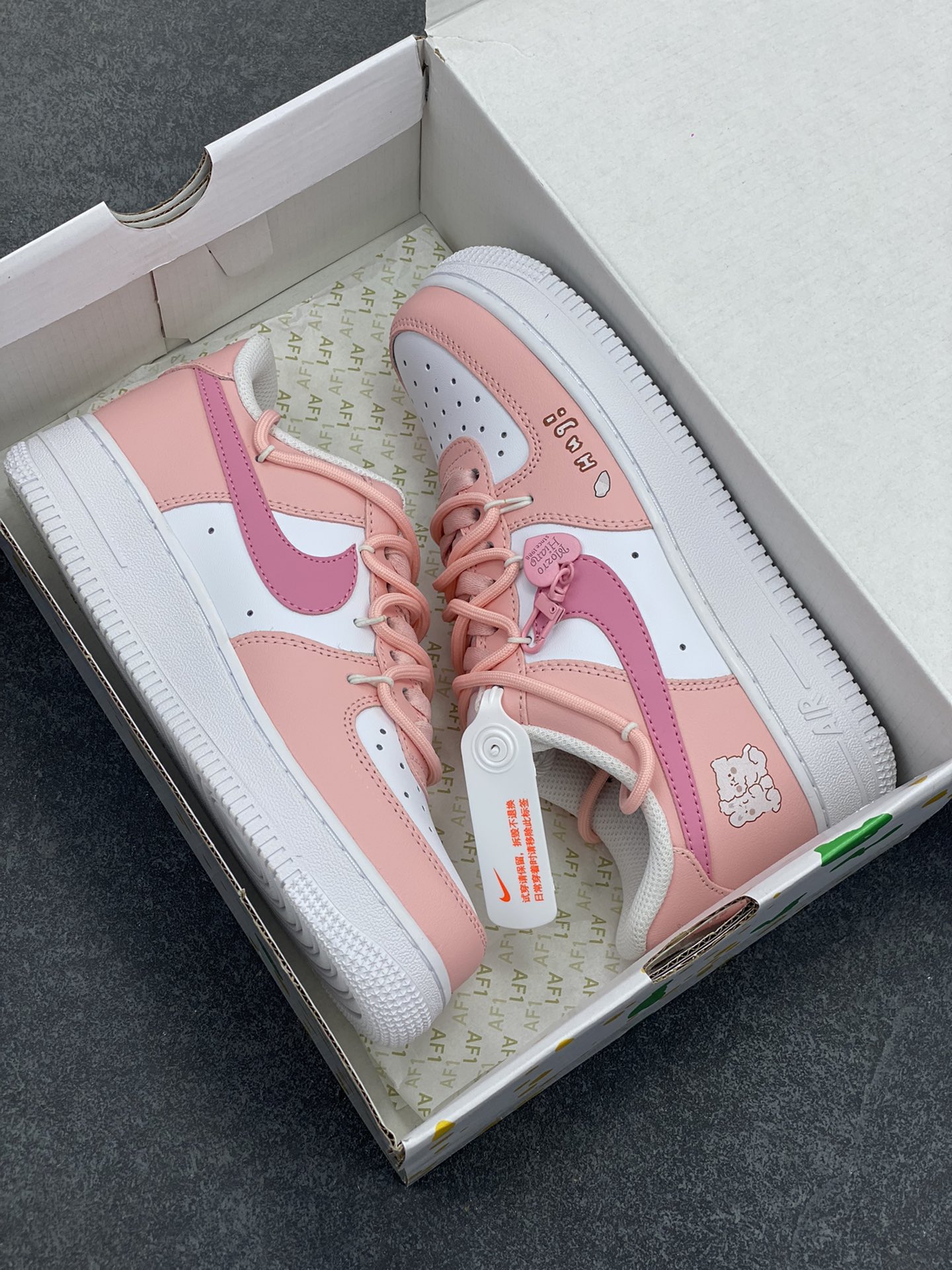 图片[9]-“粉色恋人”✨订制空军一号板鞋 该定制版球鞋选用原鞋款为Nike Air Force 1\’07空军一号低帮休，这款鞋子的设计风格偏向于可爱和少女心，鞋面以粉色和白色为主色调，搭配了一些卡通图案和装饰，如小熊图案和心形吊饰，整体给人一种甜美和俏皮的感觉。 货号：YY2023-762 尺码：36 36.5 37.5 38 38.5 39 40 40.5 41 42 42.5 43 44 44.5 45-选品中心