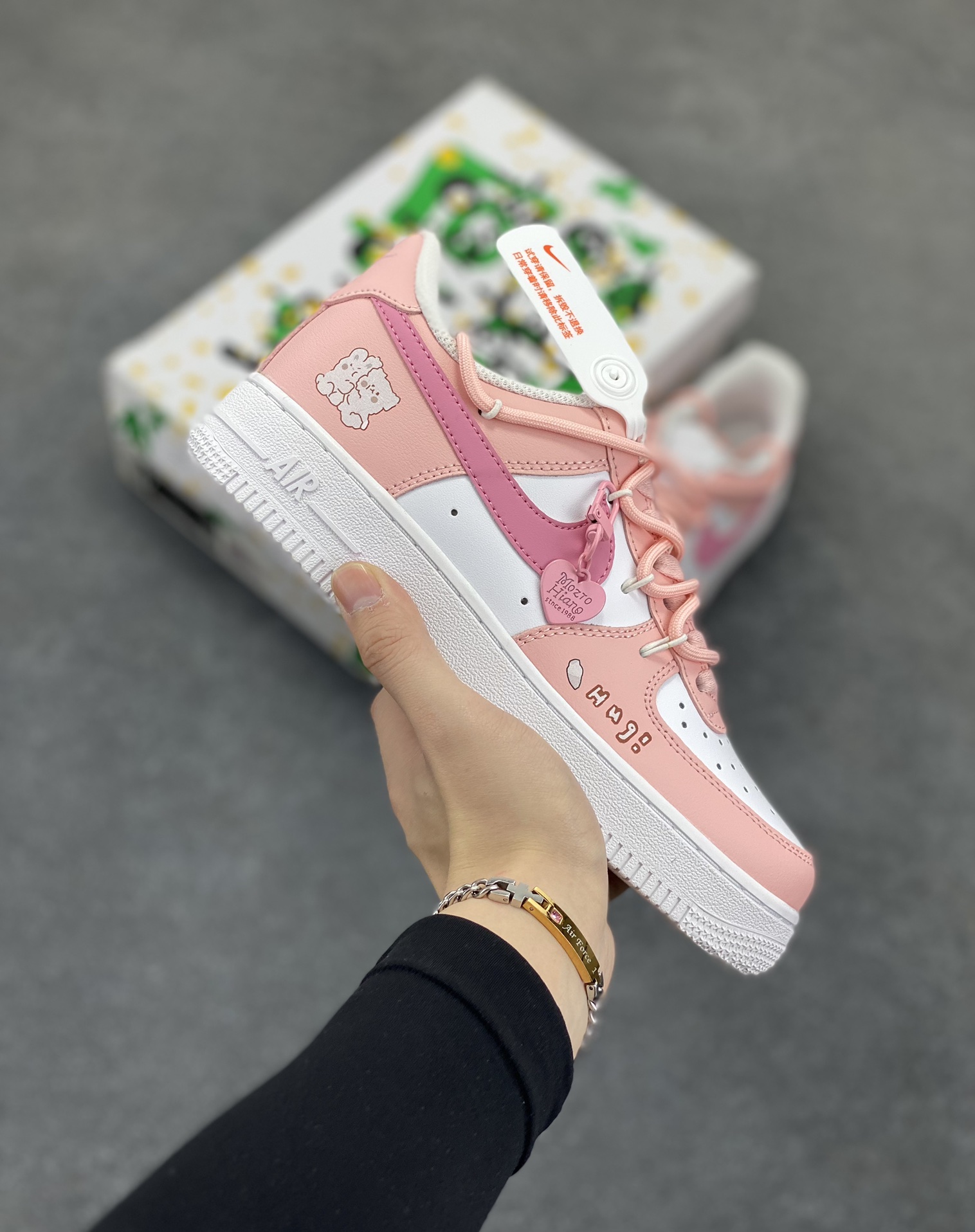 “粉色恋人”✨订制空军一号板鞋 该定制版球鞋选用原鞋款为Nike Air Force 1\'07空军一号低帮休，这款鞋子的设计风格偏向于可爱和少女心，鞋面以粉色和白色为主色调，搭配了一些卡通图案和装饰，如小熊图案和心形吊饰，整体给人一种甜美和俏皮的感觉。 货号：YY2023-762 尺码：36 36.5 37.5 38 38.5 39 40 40.5 41 42 42.5 43 44 44.5 45-选品中心