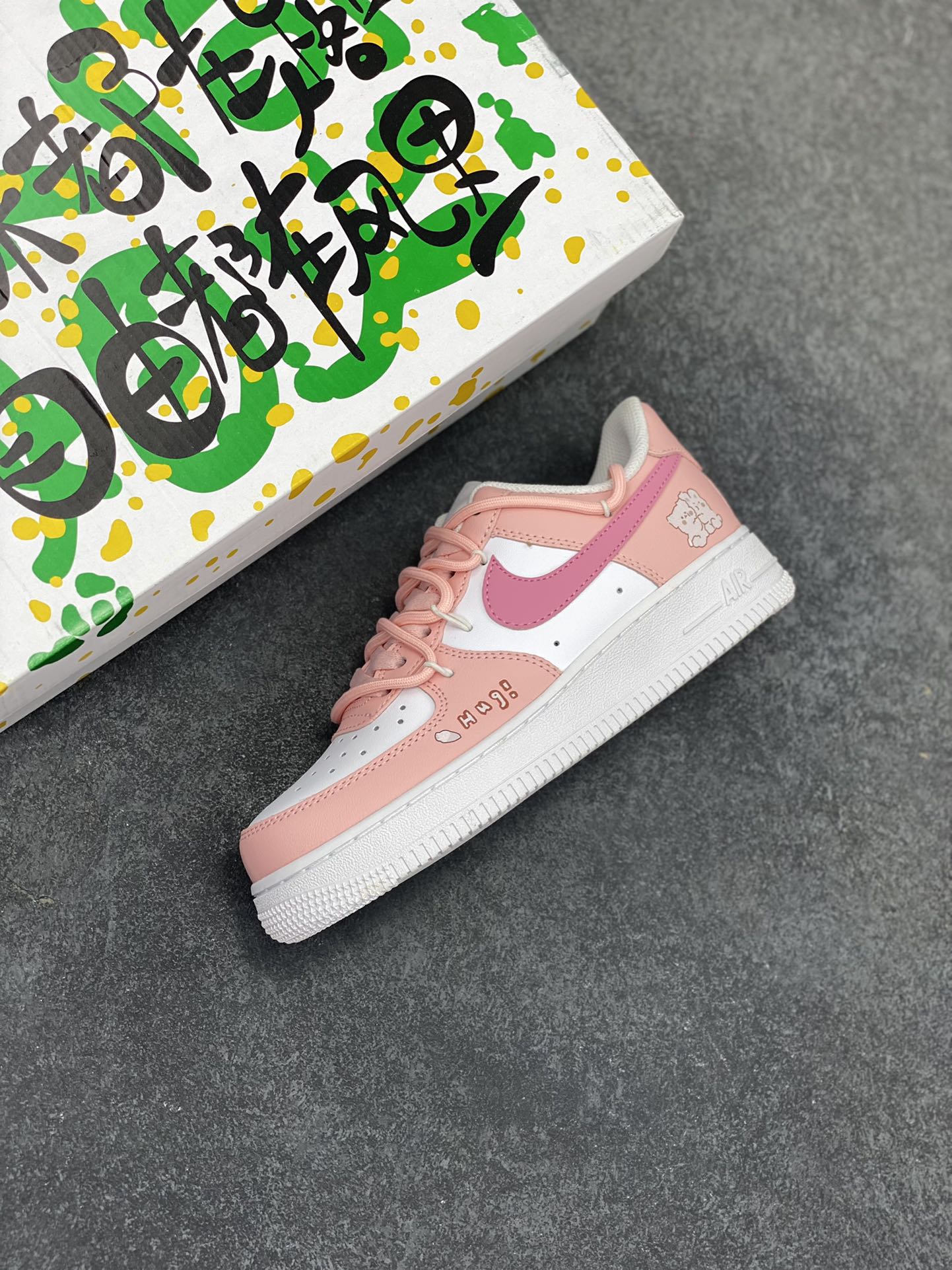 图片[7]-“粉色恋人”✨订制空军一号板鞋 该定制版球鞋选用原鞋款为Nike Air Force 1\’07空军一号低帮休，这款鞋子的设计风格偏向于可爱和少女心，鞋面以粉色和白色为主色调，搭配了一些卡通图案和装饰，如小熊图案和心形吊饰，整体给人一种甜美和俏皮的感觉。 货号：YY2023-762 尺码：36 36.5 37.5 38 38.5 39 40 40.5 41 42 42.5 43 44 44.5 45-选品中心