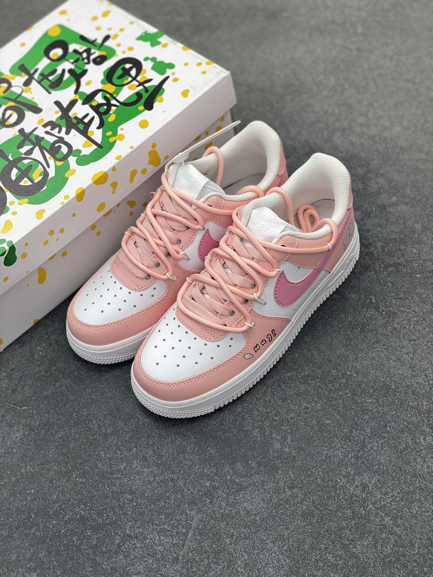 图片[8]-“粉色恋人”✨订制空军一号板鞋 该定制版球鞋选用原鞋款为Nike Air Force 1\’07空军一号低帮休，这款鞋子的设计风格偏向于可爱和少女心，鞋面以粉色和白色为主色调，搭配了一些卡通图案和装饰，如小熊图案和心形吊饰，整体给人一种甜美和俏皮的感觉。 货号：YY2023-762 尺码：36 36.5 37.5 38 38.5 39 40 40.5 41 42 42.5 43 44 44.5 45-选品中心