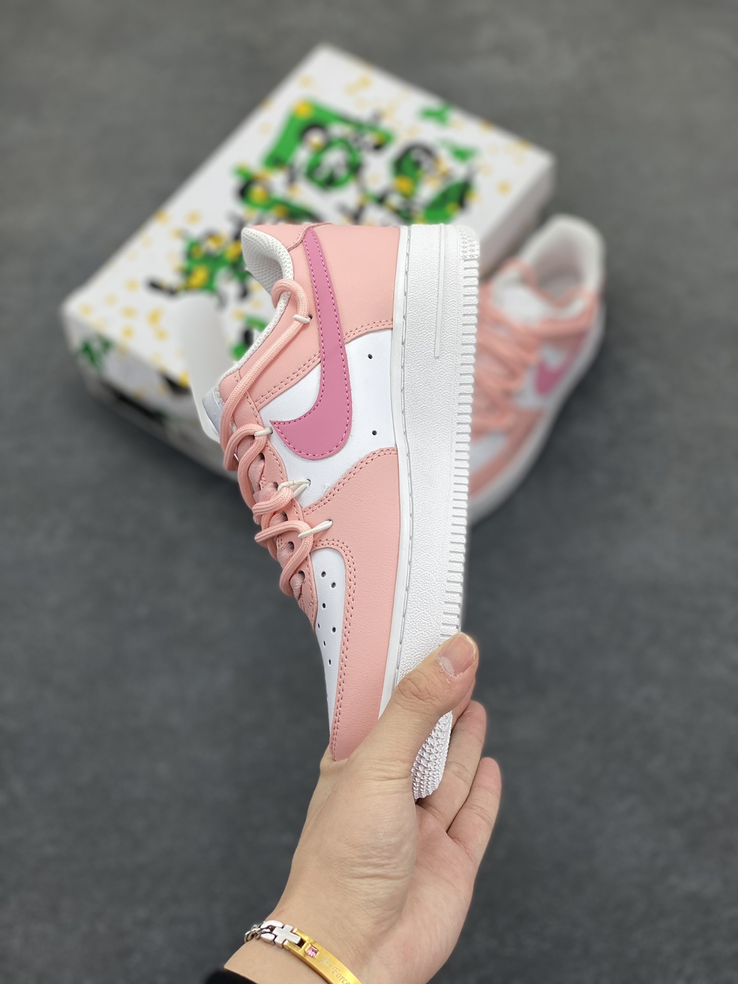 图片[3]-“粉色恋人”✨订制空军一号板鞋 该定制版球鞋选用原鞋款为Nike Air Force 1\’07空军一号低帮休，这款鞋子的设计风格偏向于可爱和少女心，鞋面以粉色和白色为主色调，搭配了一些卡通图案和装饰，如小熊图案和心形吊饰，整体给人一种甜美和俏皮的感觉。 货号：YY2023-762 尺码：36 36.5 37.5 38 38.5 39 40 40.5 41 42 42.5 43 44 44.5 45-选品中心