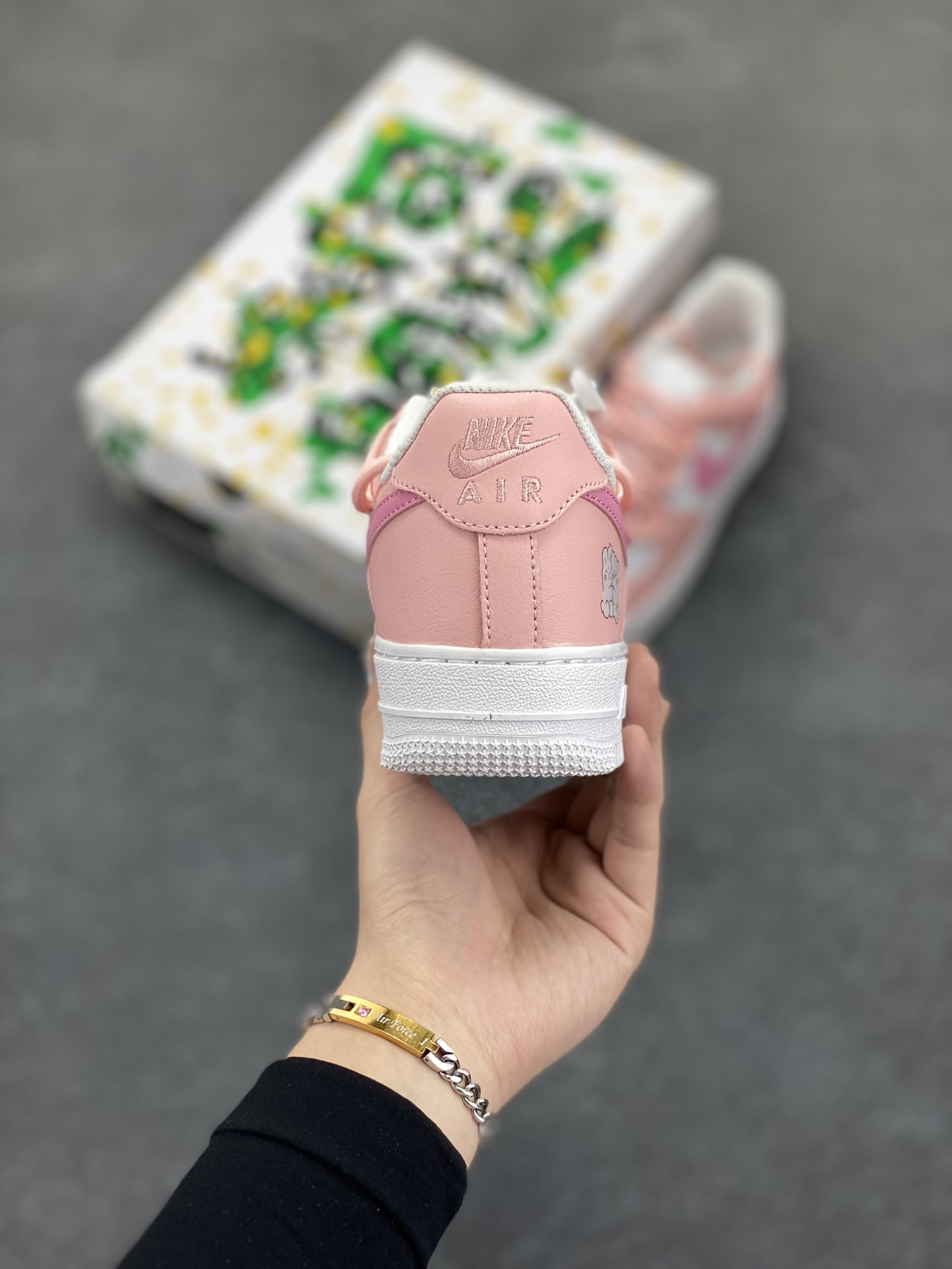 图片[4]-“粉色恋人”✨订制空军一号板鞋 该定制版球鞋选用原鞋款为Nike Air Force 1\’07空军一号低帮休，这款鞋子的设计风格偏向于可爱和少女心，鞋面以粉色和白色为主色调，搭配了一些卡通图案和装饰，如小熊图案和心形吊饰，整体给人一种甜美和俏皮的感觉。 货号：YY2023-762 尺码：36 36.5 37.5 38 38.5 39 40 40.5 41 42 42.5 43 44 44.5 45-选品中心