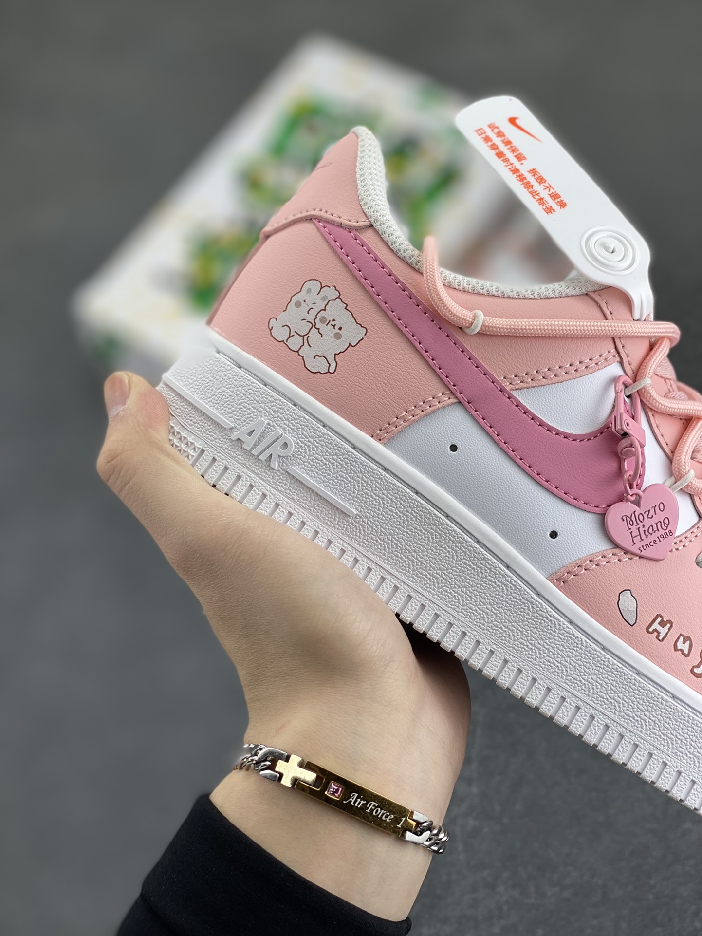 图片[6]-“粉色恋人”✨订制空军一号板鞋 该定制版球鞋选用原鞋款为Nike Air Force 1\’07空军一号低帮休，这款鞋子的设计风格偏向于可爱和少女心，鞋面以粉色和白色为主色调，搭配了一些卡通图案和装饰，如小熊图案和心形吊饰，整体给人一种甜美和俏皮的感觉。 货号：YY2023-762 尺码：36 36.5 37.5 38 38.5 39 40 40.5 41 42 42.5 43 44 44.5 45-选品中心