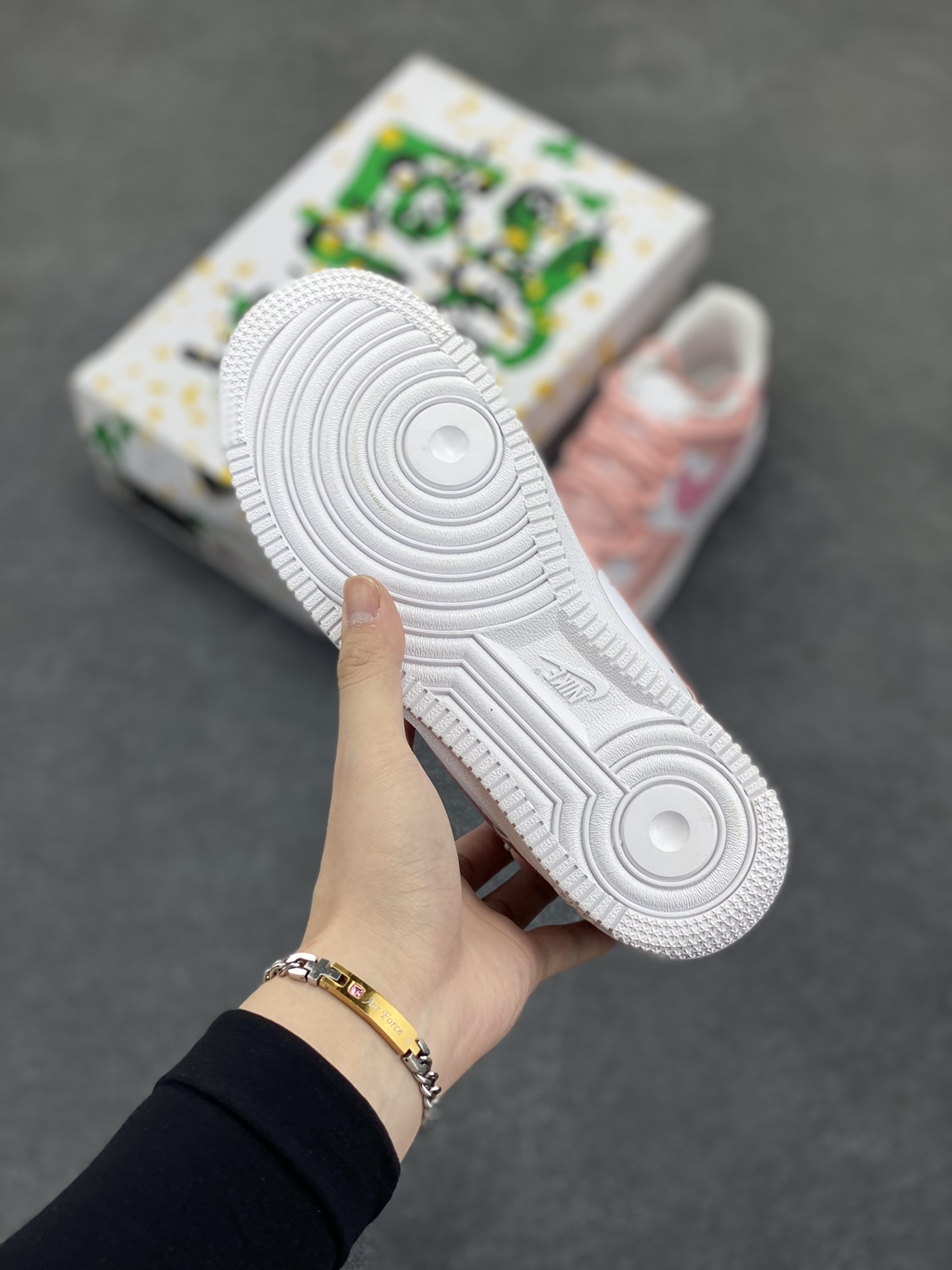 图片[5]-“粉色恋人”✨订制空军一号板鞋 该定制版球鞋选用原鞋款为Nike Air Force 1\’07空军一号低帮休，这款鞋子的设计风格偏向于可爱和少女心，鞋面以粉色和白色为主色调，搭配了一些卡通图案和装饰，如小熊图案和心形吊饰，整体给人一种甜美和俏皮的感觉。 货号：YY2023-762 尺码：36 36.5 37.5 38 38.5 39 40 40.5 41 42 42.5 43 44 44.5 45-选品中心