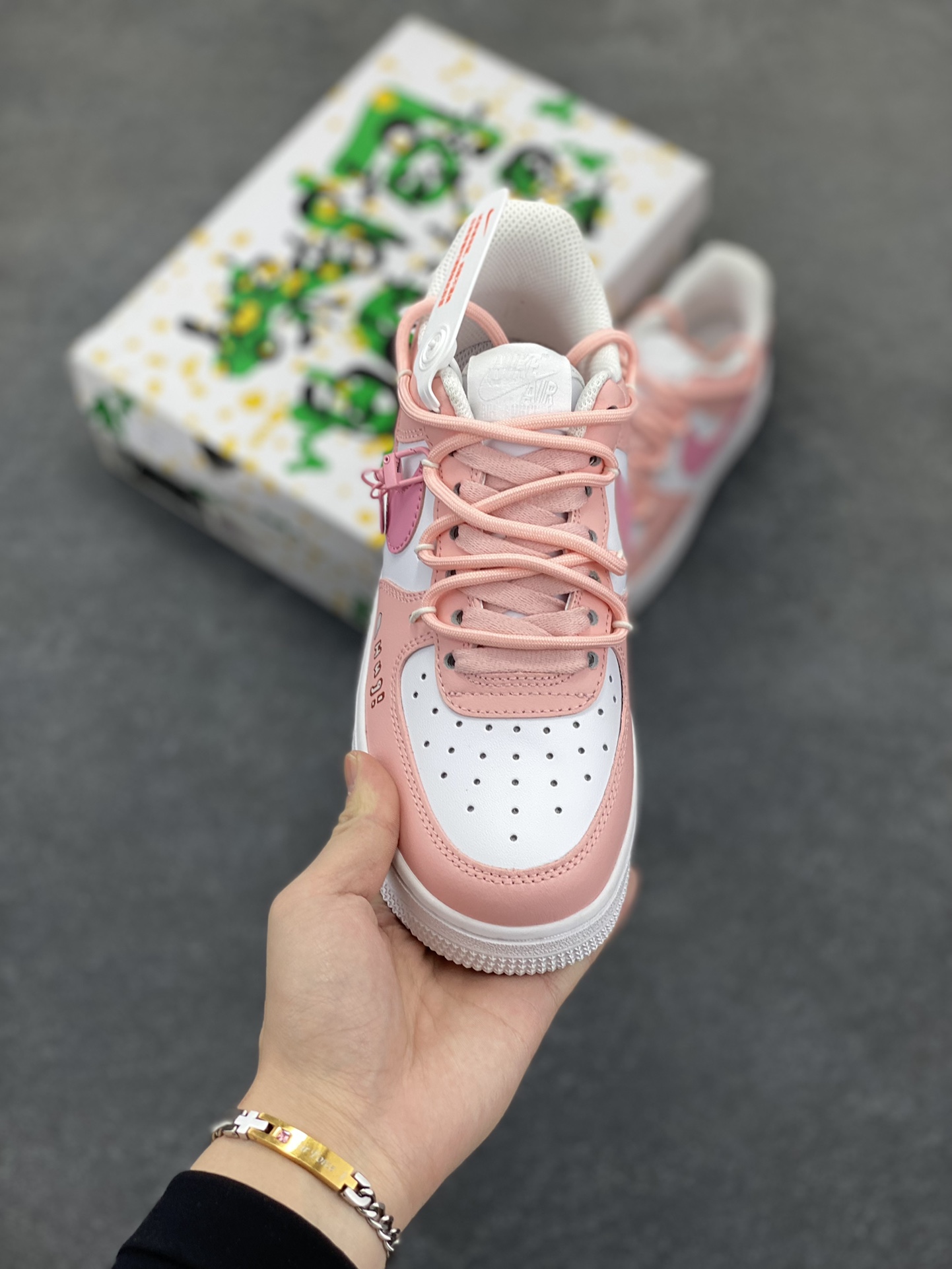 图片[2]-“粉色恋人”✨订制空军一号板鞋 该定制版球鞋选用原鞋款为Nike Air Force 1\’07空军一号低帮休，这款鞋子的设计风格偏向于可爱和少女心，鞋面以粉色和白色为主色调，搭配了一些卡通图案和装饰，如小熊图案和心形吊饰，整体给人一种甜美和俏皮的感觉。 货号：YY2023-762 尺码：36 36.5 37.5 38 38.5 39 40 40.5 41 42 42.5 43 44 44.5 45-选品中心