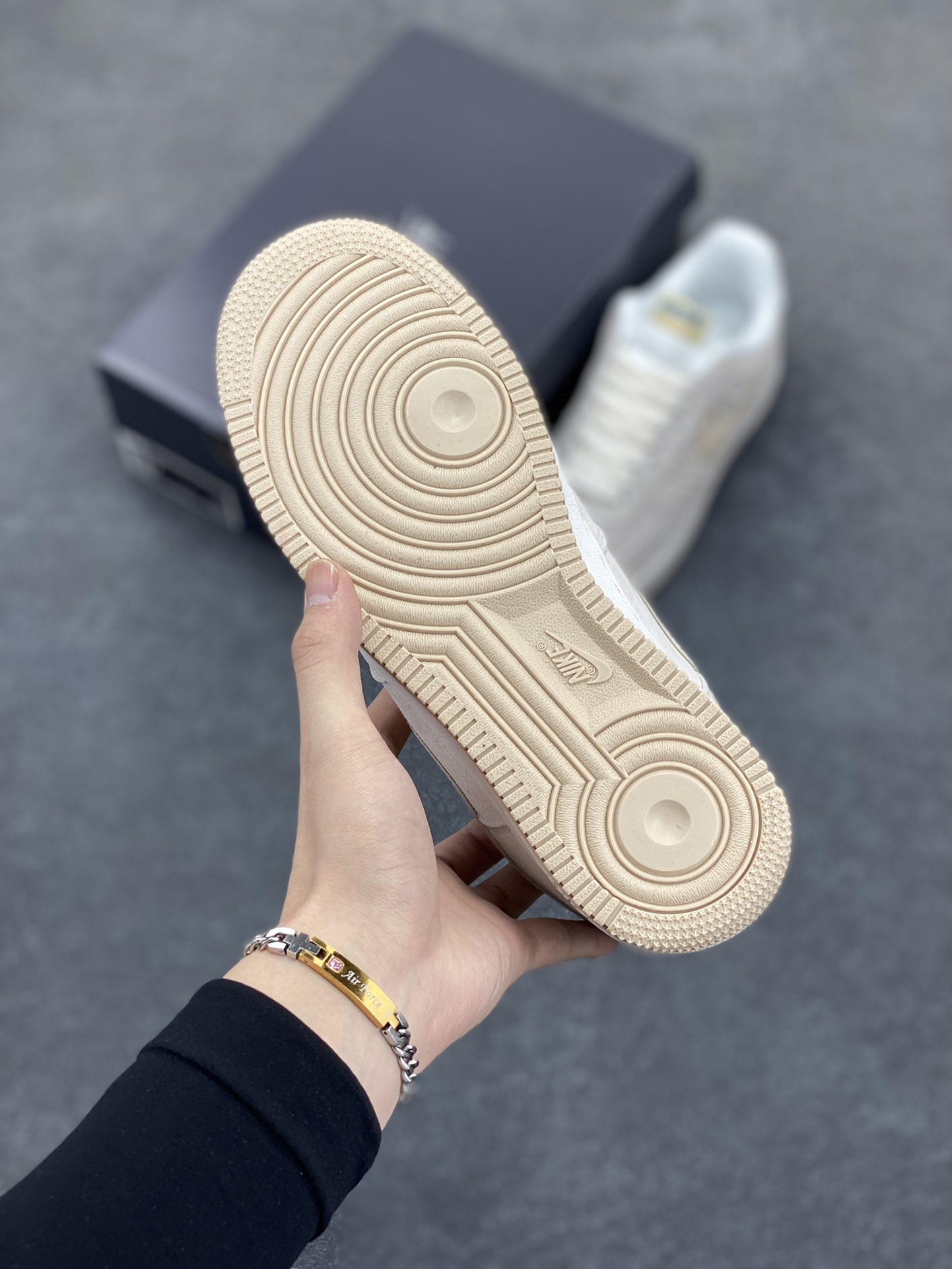 图片[5]-Nike Air Force 1 Low 空军一号低帮百搭休闲运动板鞋。柔软、弹性十足的缓震性能和出色的中底设计，横跨复古与现代的外型结合，造就出风靡全球三十多年的Force 1，直到今天还深受青睐。 货号：DQ7583-001 尺码：36 36.5 37.5 38 38.5 39 40 40.5 41 42 42.5 43 44 44.5 45-选品中心