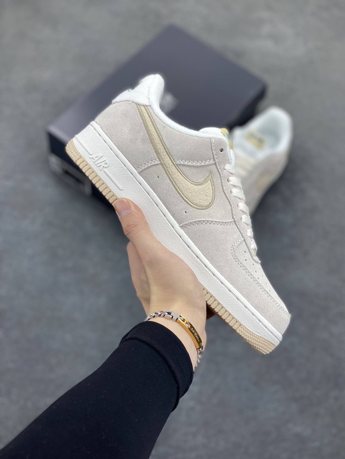 Nike Air Force 1 Low 空军一号低帮百搭休闲运动板鞋。柔软、弹性十足的缓震性能和出色的中底设计，横跨复古与现代的外型结合，造就出风靡全球三十多年的Force 1，直到今天还深受青睐。 货号：DQ7583-001 尺码：36 36.5 37.5 38 38.5 39 40 40.5 41 42 42.5 43 44 44.5 45-选品中心