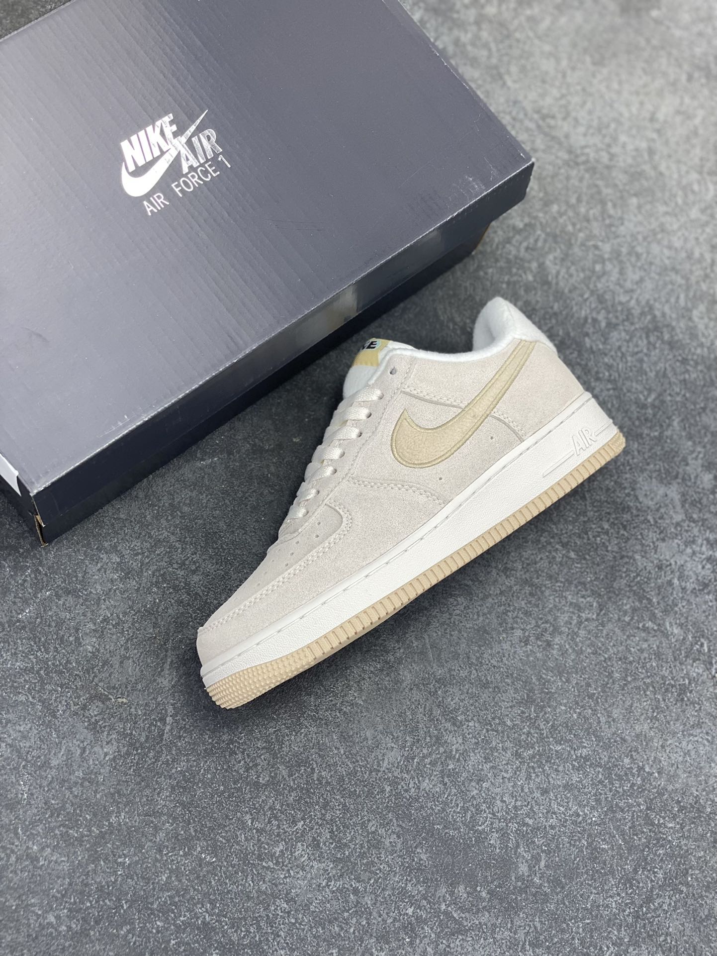 图片[7]-Nike Air Force 1 Low 空军一号低帮百搭休闲运动板鞋。柔软、弹性十足的缓震性能和出色的中底设计，横跨复古与现代的外型结合，造就出风靡全球三十多年的Force 1，直到今天还深受青睐。 货号：DQ7583-001 尺码：36 36.5 37.5 38 38.5 39 40 40.5 41 42 42.5 43 44 44.5 45-选品中心
