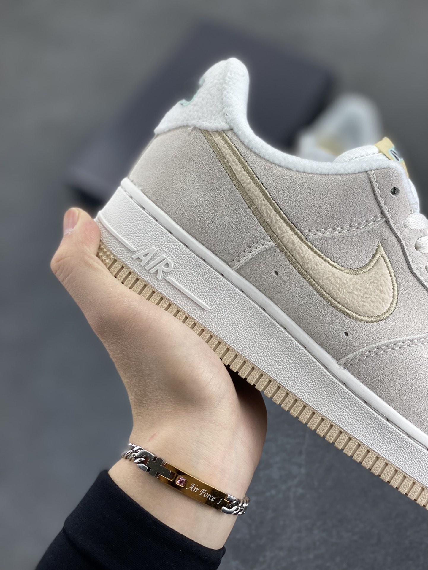 图片[6]-Nike Air Force 1 Low 空军一号低帮百搭休闲运动板鞋。柔软、弹性十足的缓震性能和出色的中底设计，横跨复古与现代的外型结合，造就出风靡全球三十多年的Force 1，直到今天还深受青睐。 货号：DQ7583-001 尺码：36 36.5 37.5 38 38.5 39 40 40.5 41 42 42.5 43 44 44.5 45-选品中心