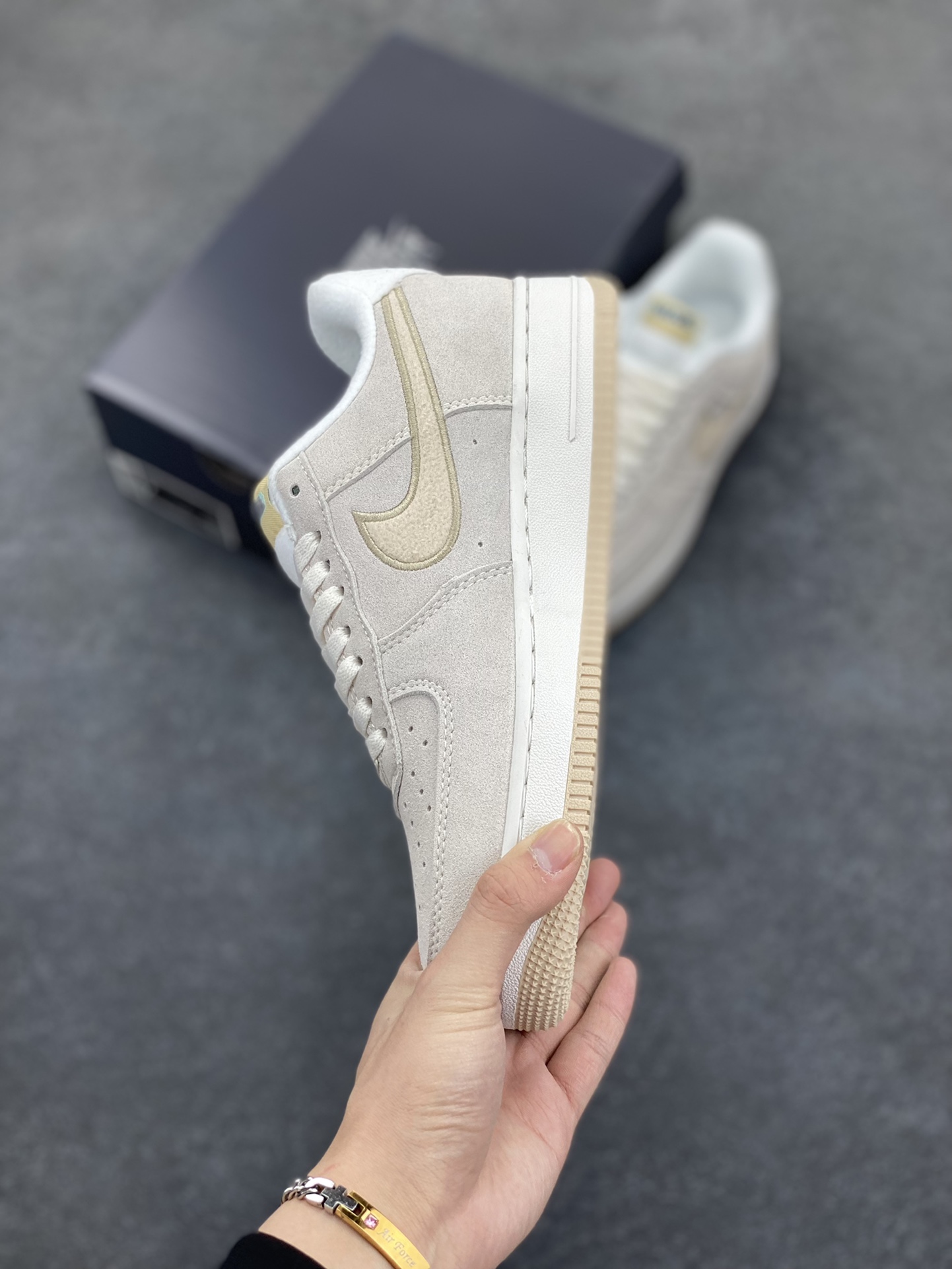 图片[3]-Nike Air Force 1 Low 空军一号低帮百搭休闲运动板鞋。柔软、弹性十足的缓震性能和出色的中底设计，横跨复古与现代的外型结合，造就出风靡全球三十多年的Force 1，直到今天还深受青睐。 货号：DQ7583-001 尺码：36 36.5 37.5 38 38.5 39 40 40.5 41 42 42.5 43 44 44.5 45-选品中心