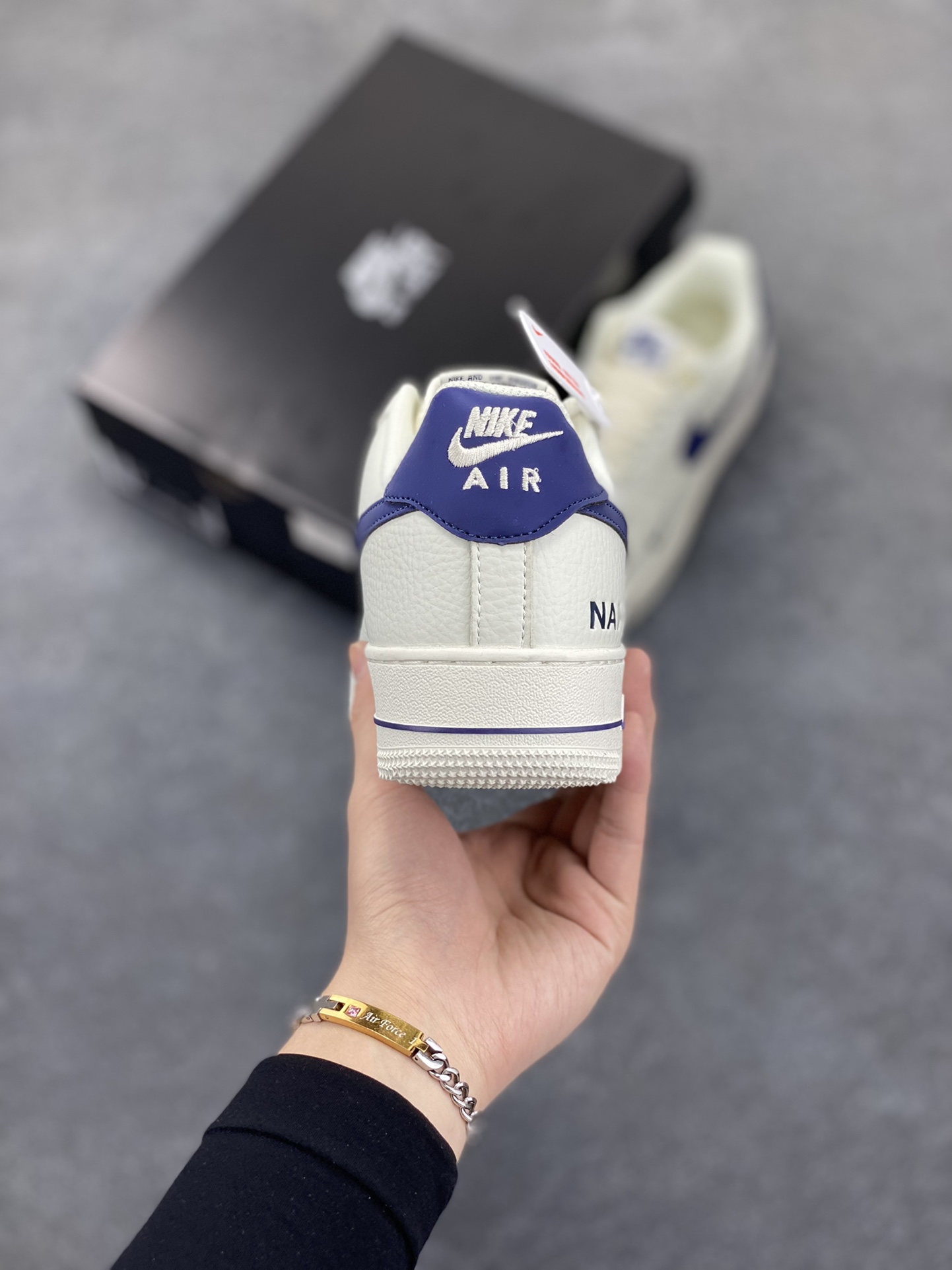 图片[4]-Nike Air Force 1 Low 空军一号低帮百搭休闲运动板鞋。柔软、弹性十足的缓震性能和出色的中底设计，横跨复古与现代的外型结合，造就出风靡全球三十多年的Force 1，直到今天还深受青睐。 货号：NK0621-966 尺码：36 37.5 38 39 40 40.5 41 42 42.5 43 44 44.5 45-选品中心