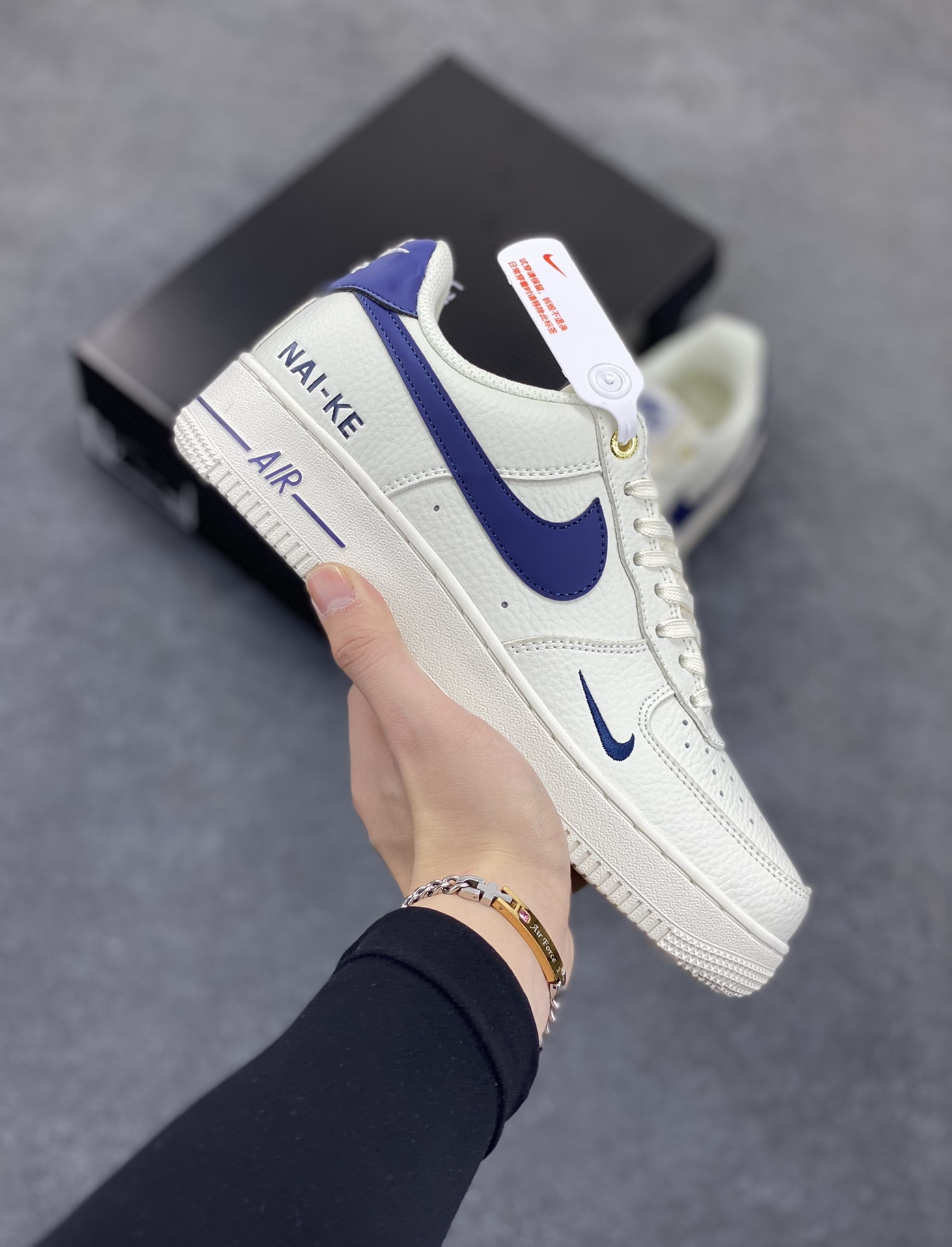 Nike Air Force 1 Low 空军一号低帮百搭休闲运动板鞋。柔软、弹性十足的缓震性能和出色的中底设计,横跨复古与现代的外型结合,造就出风靡全球三十多年的Force 1,直到今天还深受青睐。 货号:NK0621-966 尺码:36 37.5 38 39 40 40.5 41 42 42.5 43 44 44.5 45-选品中心