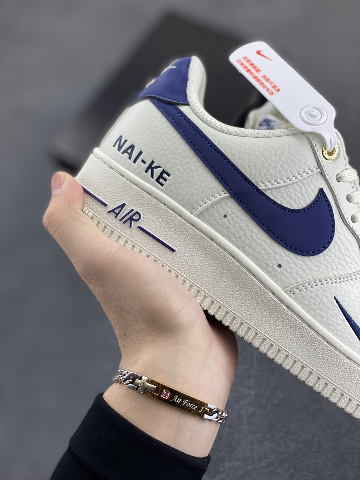 图片[6]-Nike Air Force 1 Low 空军一号低帮百搭休闲运动板鞋。柔软、弹性十足的缓震性能和出色的中底设计，横跨复古与现代的外型结合，造就出风靡全球三十多年的Force 1，直到今天还深受青睐。 货号：NK0621-966 尺码：36 37.5 38 39 40 40.5 41 42 42.5 43 44 44.5 45-选品中心