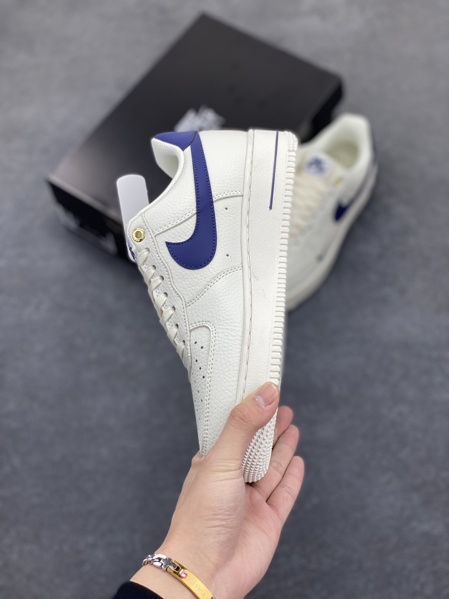 图片[3]-Nike Air Force 1 Low 空军一号低帮百搭休闲运动板鞋。柔软、弹性十足的缓震性能和出色的中底设计，横跨复古与现代的外型结合，造就出风靡全球三十多年的Force 1，直到今天还深受青睐。 货号：NK0621-966 尺码：36 37.5 38 39 40 40.5 41 42 42.5 43 44 44.5 45-选品中心