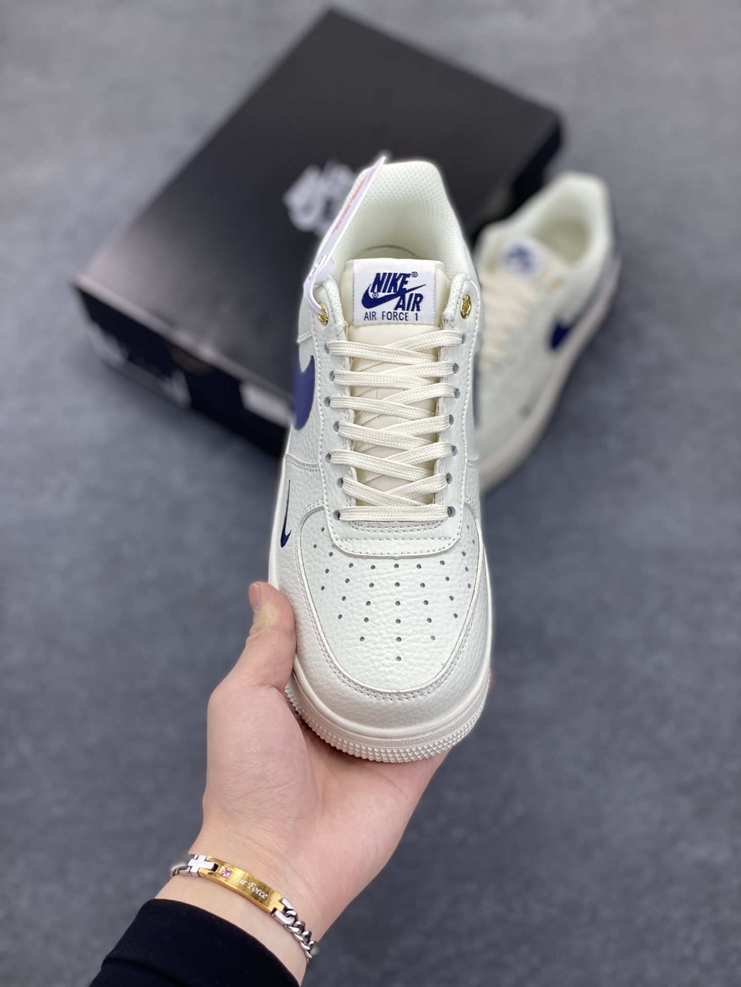 图片[2]-Nike Air Force 1 Low 空军一号低帮百搭休闲运动板鞋。柔软、弹性十足的缓震性能和出色的中底设计，横跨复古与现代的外型结合，造就出风靡全球三十多年的Force 1，直到今天还深受青睐。 货号：NK0621-966 尺码：36 37.5 38 39 40 40.5 41 42 42.5 43 44 44.5 45-选品中心