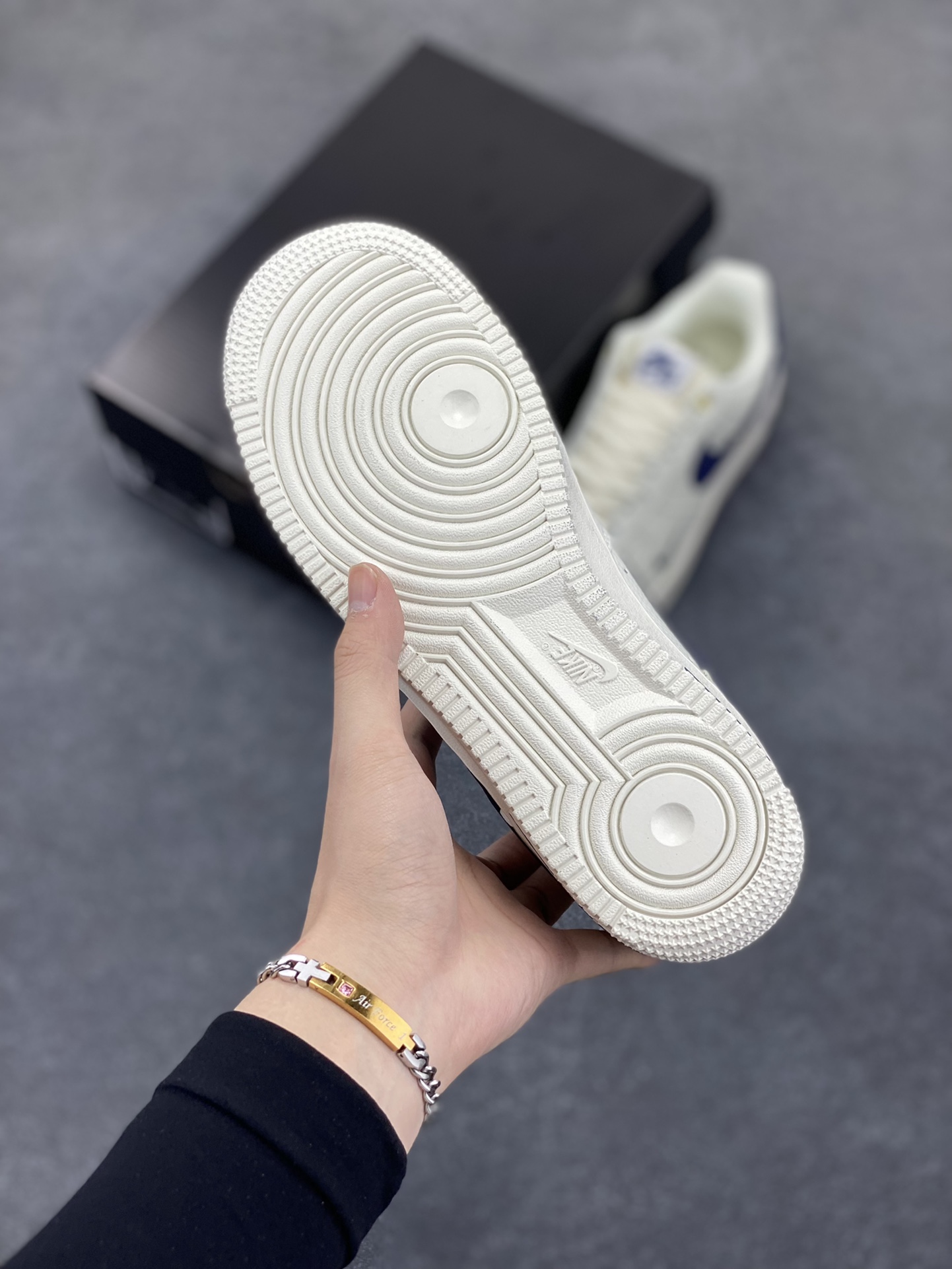 图片[5]-Nike Air Force 1 Low 空军一号低帮百搭休闲运动板鞋。柔软、弹性十足的缓震性能和出色的中底设计，横跨复古与现代的外型结合，造就出风靡全球三十多年的Force 1，直到今天还深受青睐。 货号：NK0621-966 尺码：36 37.5 38 39 40 40.5 41 42 42.5 43 44 44.5 45-选品中心