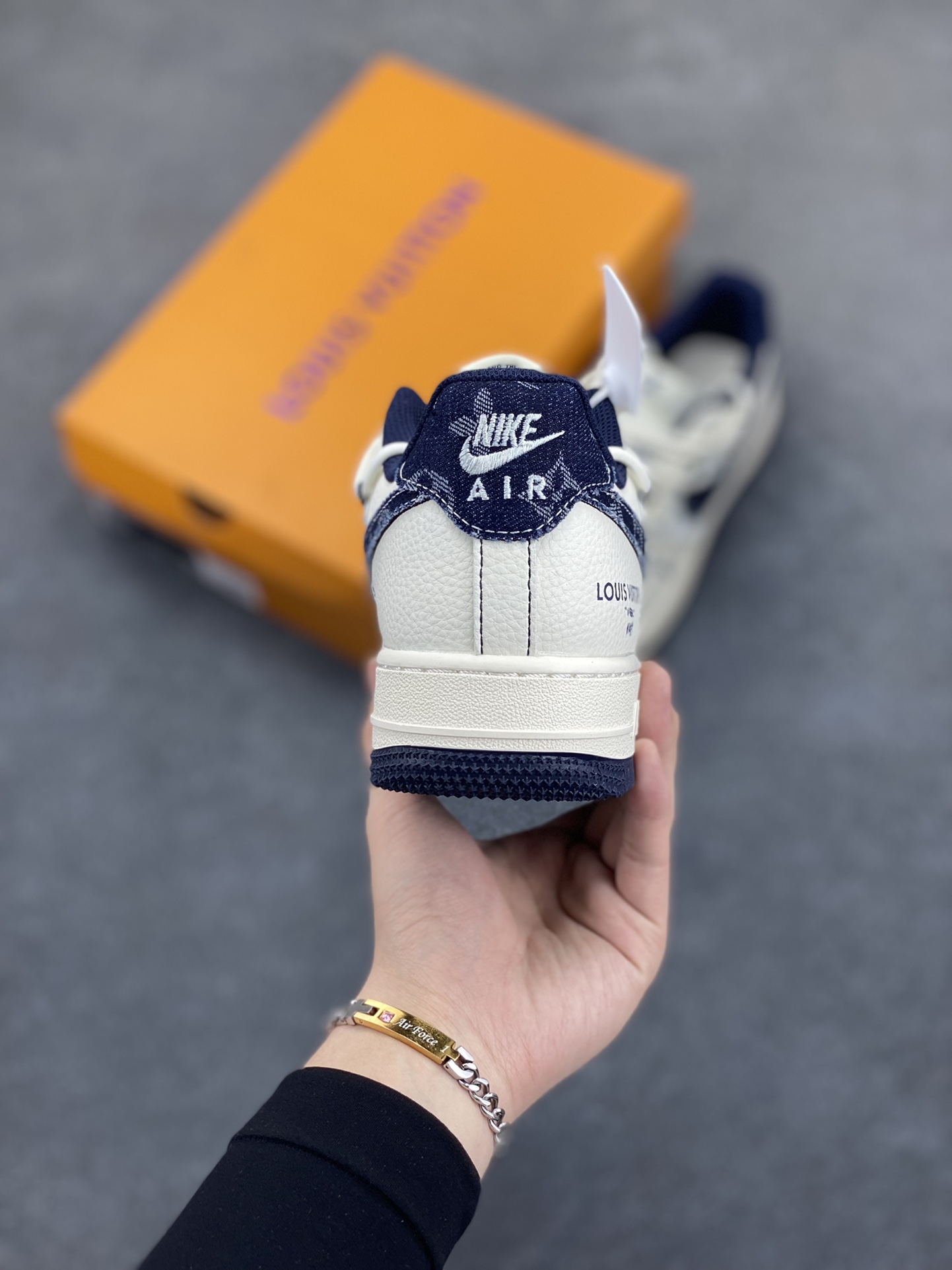 图片[4]-NIke Air Force 1 \’07 Low “LV联名——黑牛仔勾抽绳”空军一号 低帮 运动鞋 休闲鞋 折边针车 工艺难度大 原楦头原纸板 原装鞋盒 定制五金配件 内置全掌气垫 原厂鞋底 货号：DM6868-060 尺码：36 36.5 37.5 38 38.5 39 40 40.5 41 42 42.5 43 44 44.5 45-选品中心