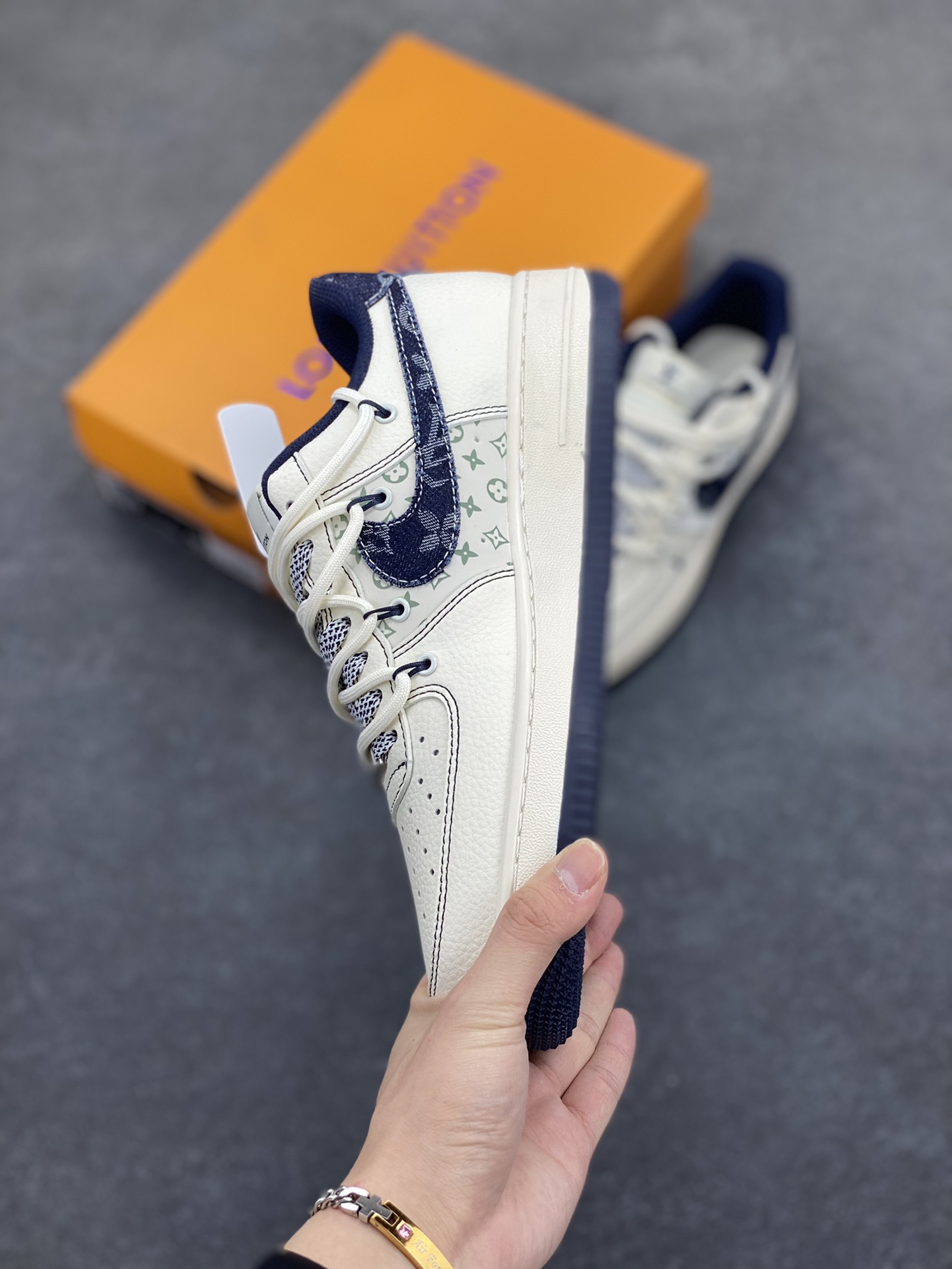 图片[3]-NIke Air Force 1 \’07 Low “LV联名——黑牛仔勾抽绳”空军一号 低帮 运动鞋 休闲鞋 折边针车 工艺难度大 原楦头原纸板 原装鞋盒 定制五金配件 内置全掌气垫 原厂鞋底 货号：DM6868-060 尺码：36 36.5 37.5 38 38.5 39 40 40.5 41 42 42.5 43 44 44.5 45-选品中心