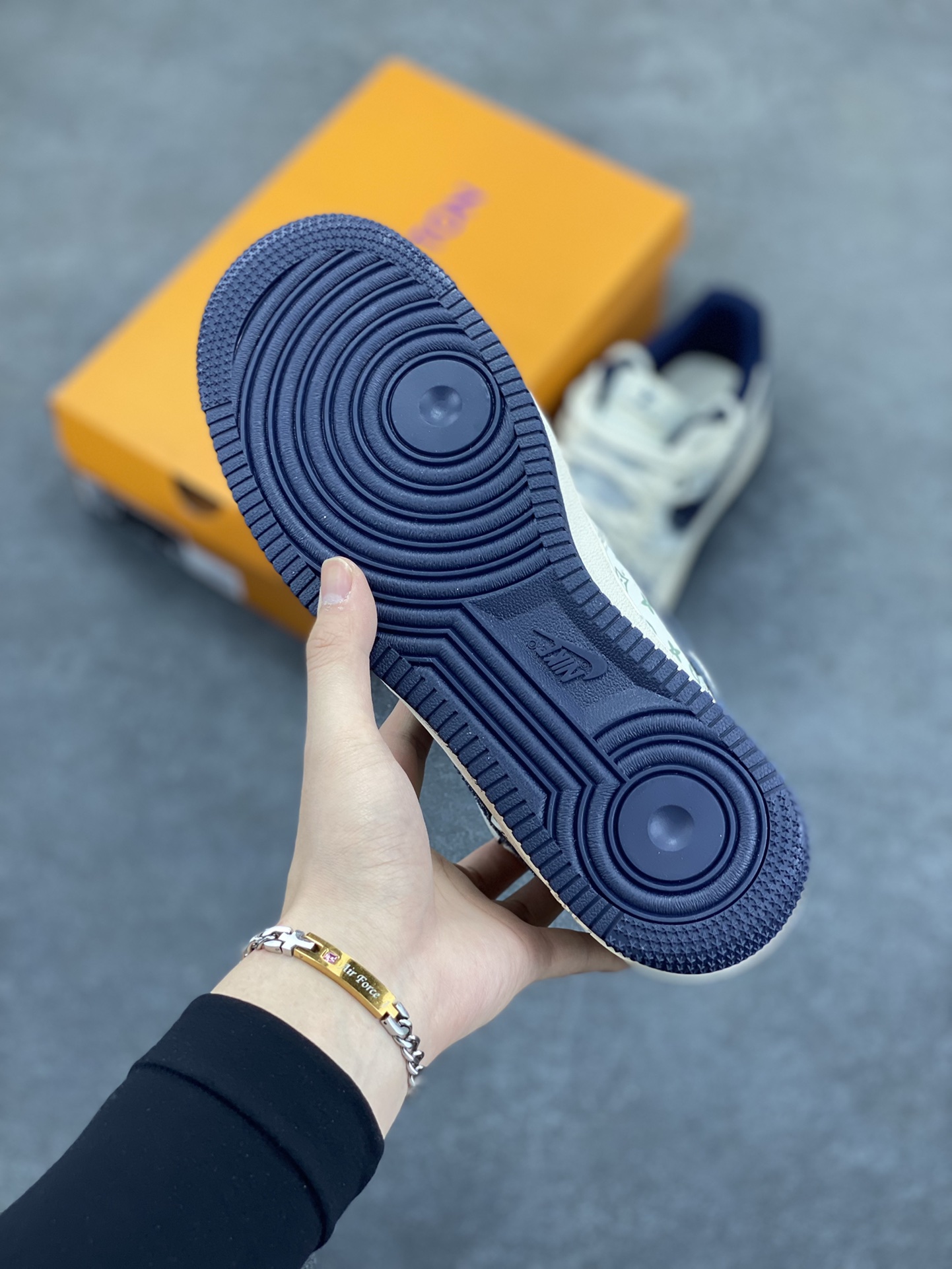 图片[5]-NIke Air Force 1 \’07 Low “LV联名——黑牛仔勾抽绳”空军一号 低帮 运动鞋 休闲鞋 折边针车 工艺难度大 原楦头原纸板 原装鞋盒 定制五金配件 内置全掌气垫 原厂鞋底 货号：DM6868-060 尺码：36 36.5 37.5 38 38.5 39 40 40.5 41 42 42.5 43 44 44.5 45-选品中心