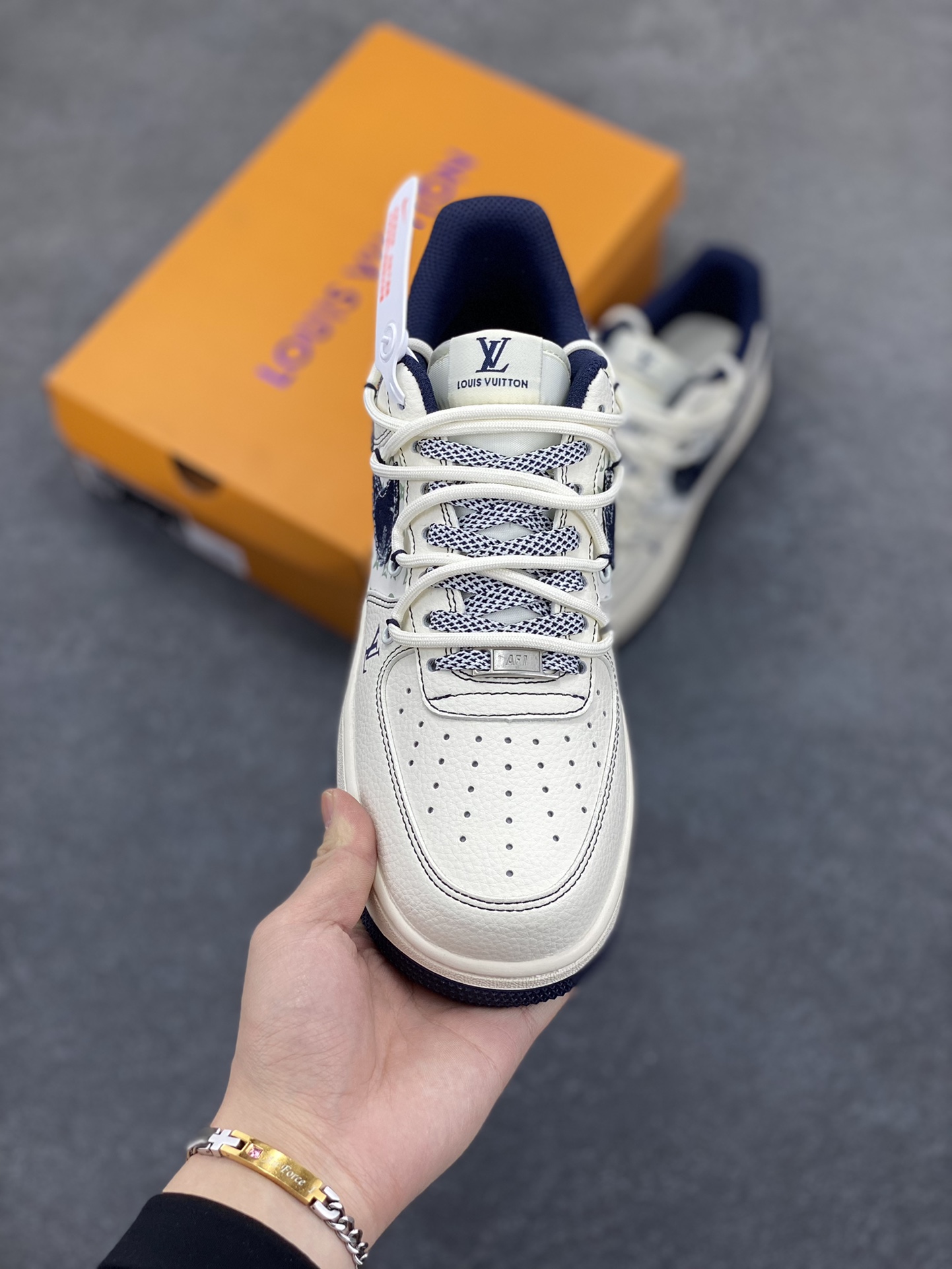 图片[2]-NIke Air Force 1 \’07 Low “LV联名——黑牛仔勾抽绳”空军一号 低帮 运动鞋 休闲鞋 折边针车 工艺难度大 原楦头原纸板 原装鞋盒 定制五金配件 内置全掌气垫 原厂鞋底 货号：DM6868-060 尺码：36 36.5 37.5 38 38.5 39 40 40.5 41 42 42.5 43 44 44.5 45-选品中心