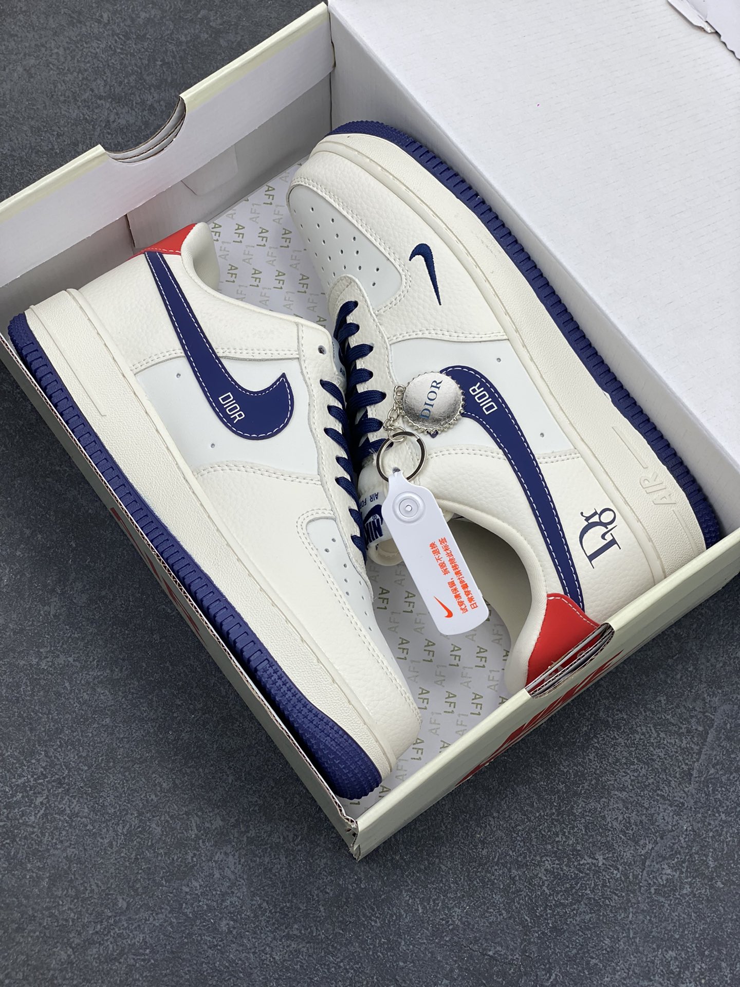 图片[9]-NIke Air Force 1 \’07 Low “迪奥联名——深蓝红尾”空军一号 低帮 运动鞋 休闲鞋 折边针车 工艺难度大 原楦头原纸板 原装鞋盒 定制五金配件 内置全掌气垫 原厂鞋底 货号：KK1988-067 尺码：36 36.5 37.5 38 38.5 39 40 40.5 41 42 42.5 43 44 44.5 45-选品中心