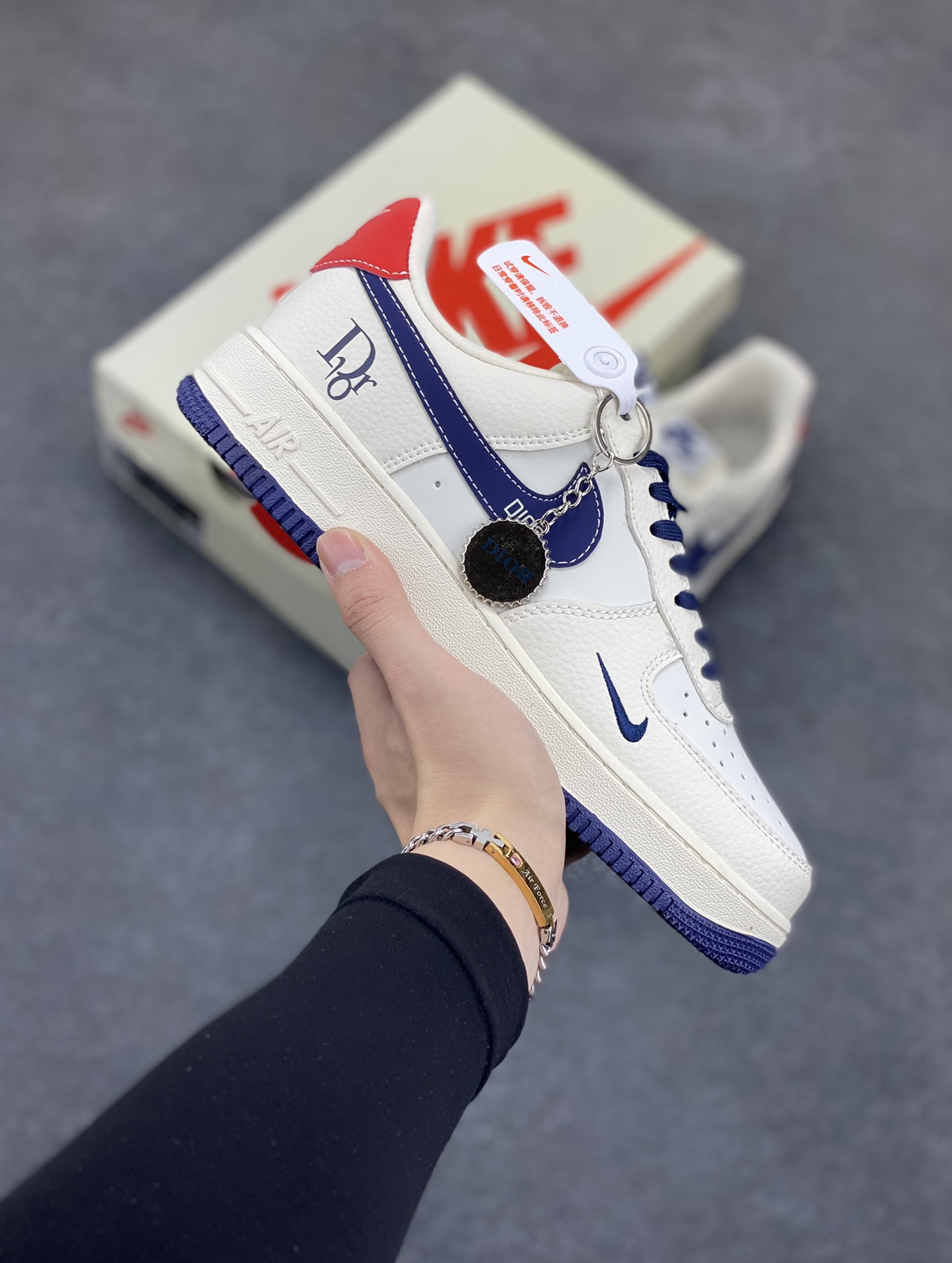 NIke Air Force 1 \'07 Low “迪奥联名——深蓝红尾”空军一号 低帮 运动鞋 休闲鞋 折边针车 工艺难度大 原楦头原纸板 原装鞋盒 定制五金配件 内置全掌气垫 原厂鞋底 货号：KK1988-067 尺码：36 36.5 37.5 38 38.5 39 40 40.5 41 42 42.5 43 44 44.5 45-选品中心