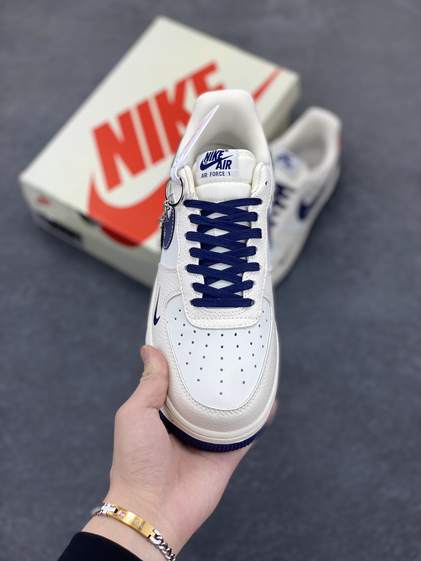 图片[2]-NIke Air Force 1 \’07 Low “迪奥联名——深蓝红尾”空军一号 低帮 运动鞋 休闲鞋 折边针车 工艺难度大 原楦头原纸板 原装鞋盒 定制五金配件 内置全掌气垫 原厂鞋底 货号：KK1988-067 尺码：36 36.5 37.5 38 38.5 39 40 40.5 41 42 42.5 43 44 44.5 45-选品中心