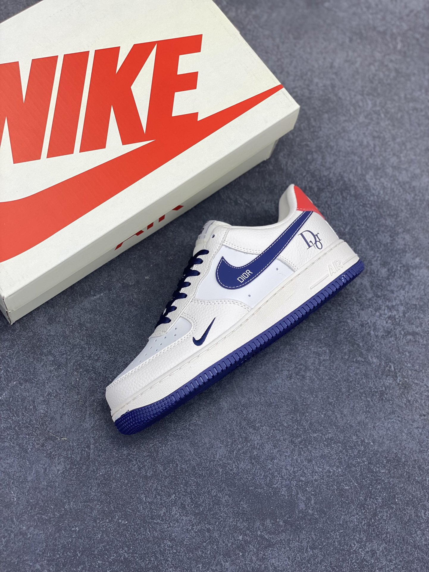 图片[7]-NIke Air Force 1 \’07 Low “迪奥联名——深蓝红尾”空军一号 低帮 运动鞋 休闲鞋 折边针车 工艺难度大 原楦头原纸板 原装鞋盒 定制五金配件 内置全掌气垫 原厂鞋底 货号：KK1988-067 尺码：36 36.5 37.5 38 38.5 39 40 40.5 41 42 42.5 43 44 44.5 45-选品中心