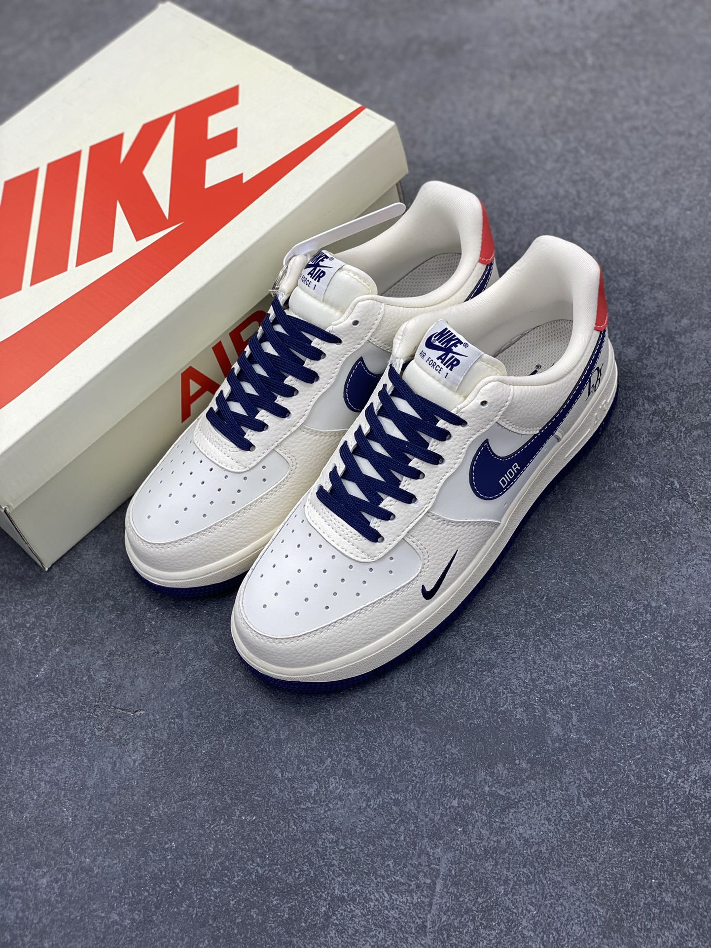 图片[8]-NIke Air Force 1 \’07 Low “迪奥联名——深蓝红尾”空军一号 低帮 运动鞋 休闲鞋 折边针车 工艺难度大 原楦头原纸板 原装鞋盒 定制五金配件 内置全掌气垫 原厂鞋底 货号：KK1988-067 尺码：36 36.5 37.5 38 38.5 39 40 40.5 41 42 42.5 43 44 44.5 45-选品中心