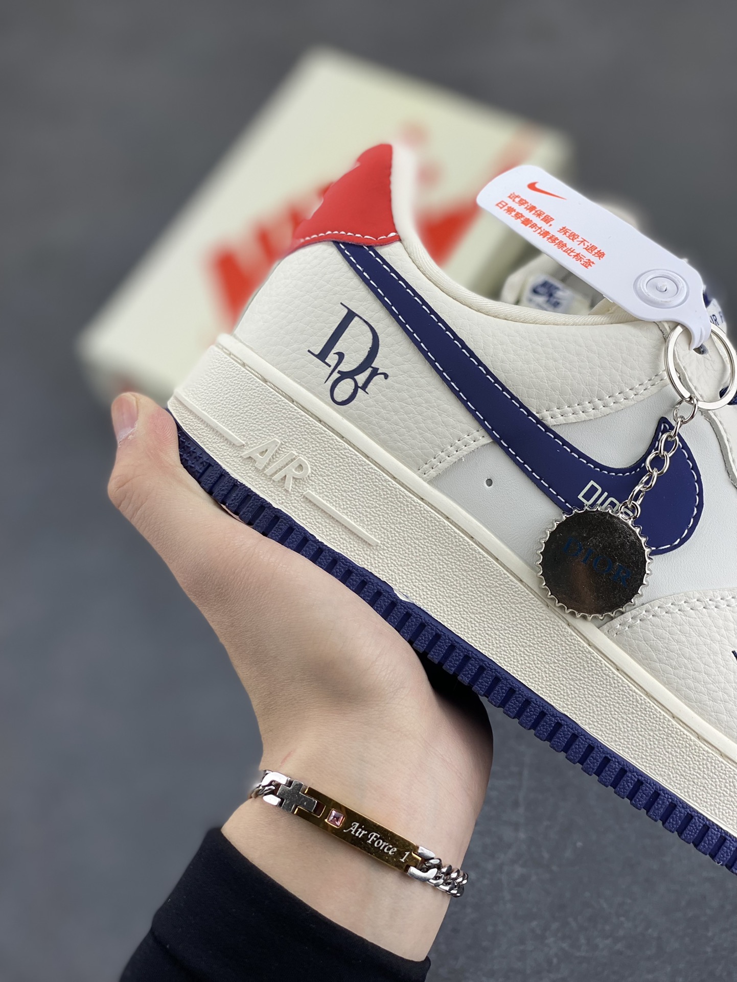 图片[6]-NIke Air Force 1 \’07 Low “迪奥联名——深蓝红尾”空军一号 低帮 运动鞋 休闲鞋 折边针车 工艺难度大 原楦头原纸板 原装鞋盒 定制五金配件 内置全掌气垫 原厂鞋底 货号：KK1988-067 尺码：36 36.5 37.5 38 38.5 39 40 40.5 41 42 42.5 43 44 44.5 45-选品中心