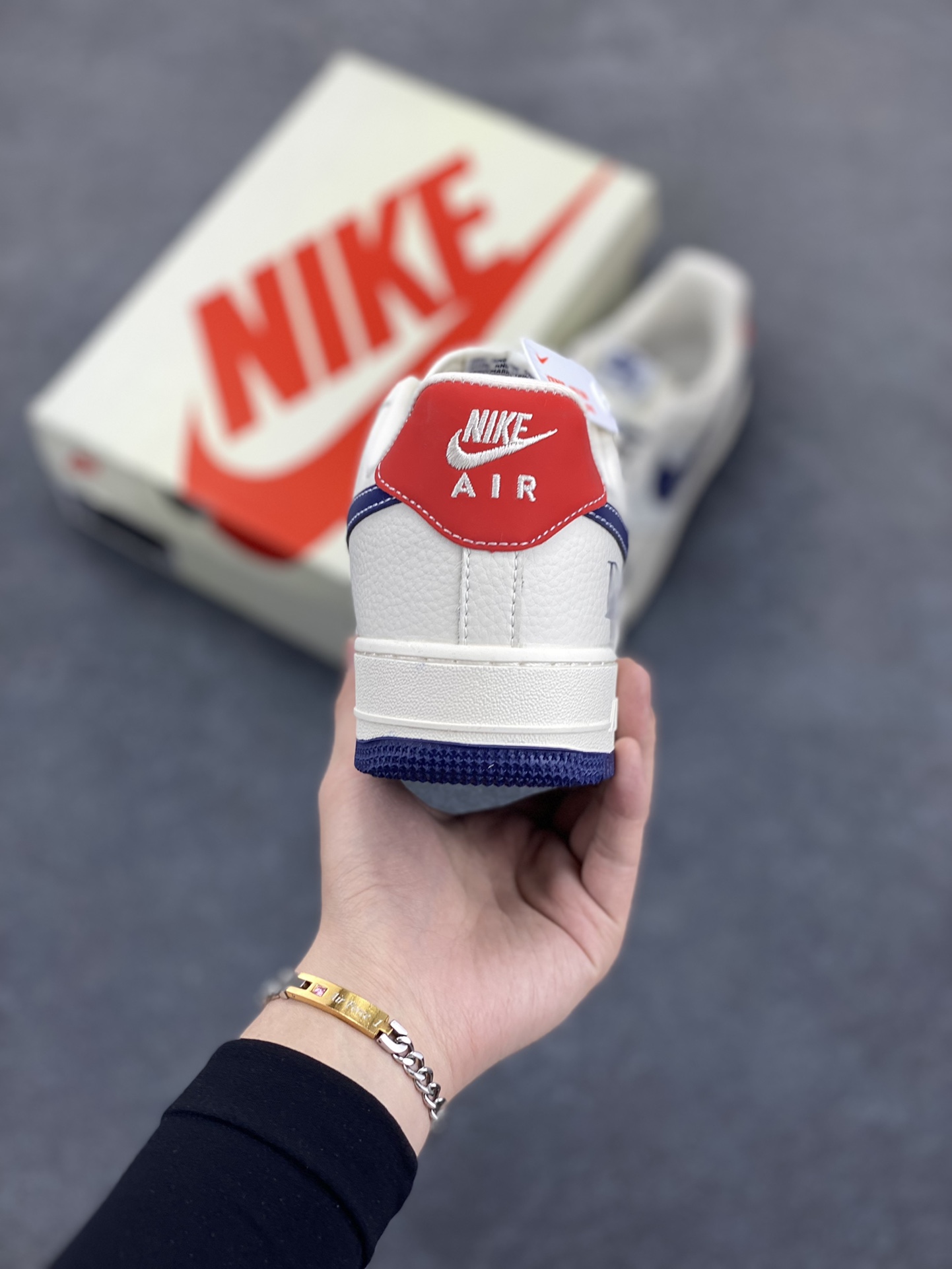 图片[4]-NIke Air Force 1 \’07 Low “迪奥联名——深蓝红尾”空军一号 低帮 运动鞋 休闲鞋 折边针车 工艺难度大 原楦头原纸板 原装鞋盒 定制五金配件 内置全掌气垫 原厂鞋底 货号：KK1988-067 尺码：36 36.5 37.5 38 38.5 39 40 40.5 41 42 42.5 43 44 44.5 45-选品中心