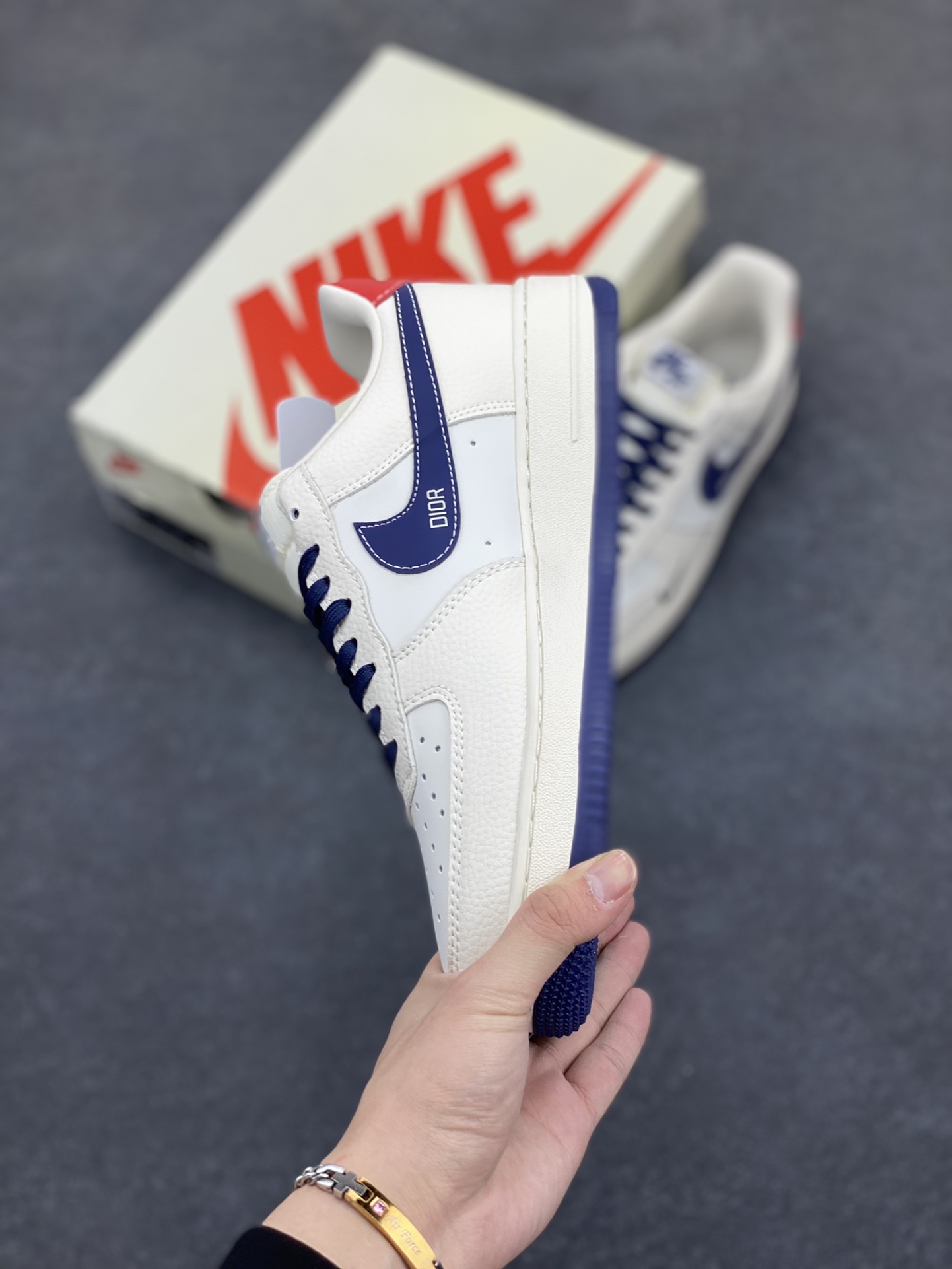 图片[3]-NIke Air Force 1 \’07 Low “迪奥联名——深蓝红尾”空军一号 低帮 运动鞋 休闲鞋 折边针车 工艺难度大 原楦头原纸板 原装鞋盒 定制五金配件 内置全掌气垫 原厂鞋底 货号：KK1988-067 尺码：36 36.5 37.5 38 38.5 39 40 40.5 41 42 42.5 43 44 44.5 45-选品中心