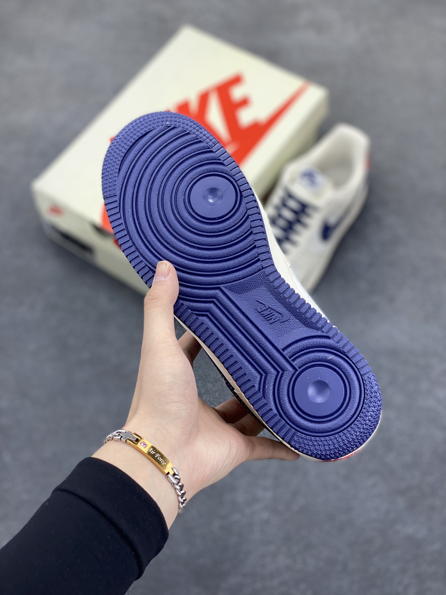 图片[5]-NIke Air Force 1 \’07 Low “迪奥联名——深蓝红尾”空军一号 低帮 运动鞋 休闲鞋 折边针车 工艺难度大 原楦头原纸板 原装鞋盒 定制五金配件 内置全掌气垫 原厂鞋底 货号：KK1988-067 尺码：36 36.5 37.5 38 38.5 39 40 40.5 41 42 42.5 43 44 44.5 45-选品中心