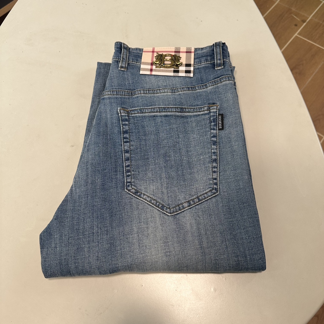 NO:150910,BBR Burberry exclusively offers new jeans, high-end version!  Customized fabrics for counters are breathable and comfortable, with impeccable details, and the brand element design concept reflects high quality. The feel is delicate and soft!  It is casually cut, with a great upper body style!  29-40, burberry, jeans, alexander wang19860909BBR 巴宝莉独家专供新款 牛仔裤,高端版本！专柜定制面料 透气舒适度高,细节无可挑剔,品牌元素设计理念,体现高品质.手感细腻柔软！呈现休闲裁剪,上身版型超赞！ 码数29-40,,burberry,jeans,alexander wang,Men's clothing