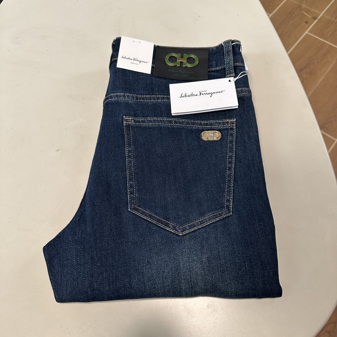 NO:139457,SP exclusively available for new jeans, high-end version!  Customized fabrics for counters are breathable and comfortable, with impeccable details, and the brand element design concept reflects high quality. The feel is delicate and soft!  It is casually cut, with a great upper body style!  29-40 yards, jeans,alexander wang19860909SP 独家专供新款 牛仔裤,高端版本！专柜定制面料 透气舒适度高,细节无可挑剔,品牌元素设计理念,体现高品质.手感细腻柔软！呈现休闲裁剪,上身版型超赞！ 码数29-40,,jeans,alexander wang,Men's clothing