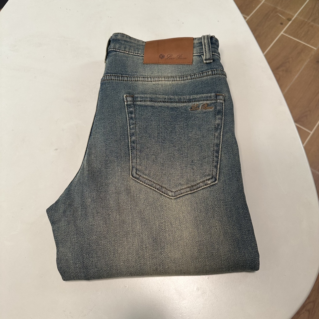 NO:139451,LP exclusively available for new jeans, high-end version!  Customized fabrics for counters are breathable and comfortable, with impeccable details, and the brand element design concept reflects high quality. The feel is delicate and soft!  It is casually cut, with a great upper body style!  29-40, Loro piana, jeans, alexander wang19860909LP 独家专供新款 牛仔裤,高端版本！专柜定制面料 透气舒适度高,细节无可挑剔,品牌元素设计理念,体现高品质.手感细腻柔软！呈现休闲裁剪,上身版型超赞！ 码数29-40,,loro piana,jeans,alexander wang,Men's clothing