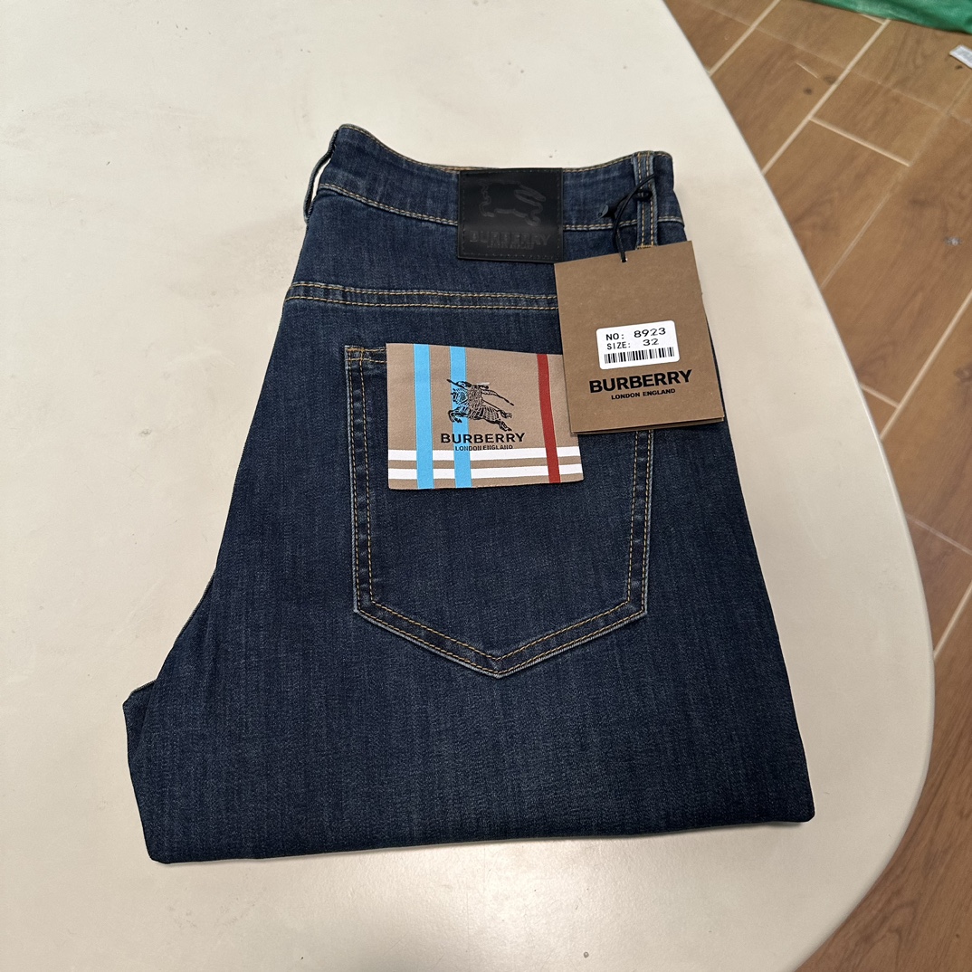 NO:150903,BBR Burberry exclusively available for new jeans, high-end version!  Customized fabrics for counters are breathable and comfortable, with impeccable details, and the brand element design concept reflects high quality. The feel is delicate and soft!  It is casually cut, with a great upper body style!  29-40, burberry, jeans, alexander wang19860909BBR 巴宝莉 独家专供新款 牛仔裤,高端版本！专柜定制面料 透气舒适度高,细节无可挑剔,品牌元素设计理念,体现高品质.手感细腻柔软！呈现休闲裁剪,上身版型超赞！ 码数29-40,,burberry,jeans,alexander wang,Men's clothing