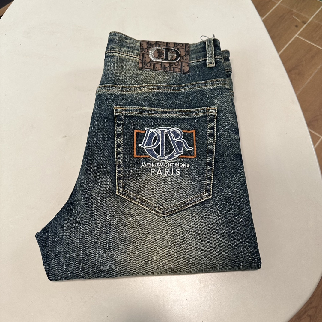 NO:150896,DIOR exclusively available for new jeans, high-end version!  Customized fabrics for counters are breathable and comfortable, with impeccable details, and the brand element design concept reflects high quality. The feel is delicate and soft!  It is casually cut, with a great upper body style!  29-40, Dior, Dior, Jeans, Alexander wang19860909DIOR 迪奥独家专供新款 牛仔裤,高端版本！专柜定制面料 透气舒适度高,细节无可挑剔,品牌元素设计理念,体现高品质.手感细腻柔软！呈现休闲裁剪,上身版型超赞！ 码数29-40,,dior,dior,jeans,alexander wang,Men's clothing