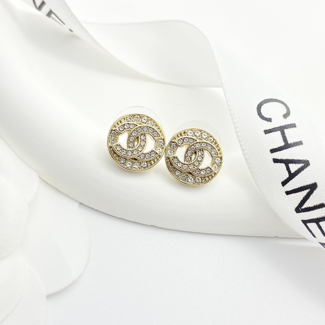 Código E3035 0237825 🛍Pendientes de Chanel en tendencia🔥Nuevo lanzamiento🆕🆕🆕 😎CHAN 25p Pendientes de botón con do…
