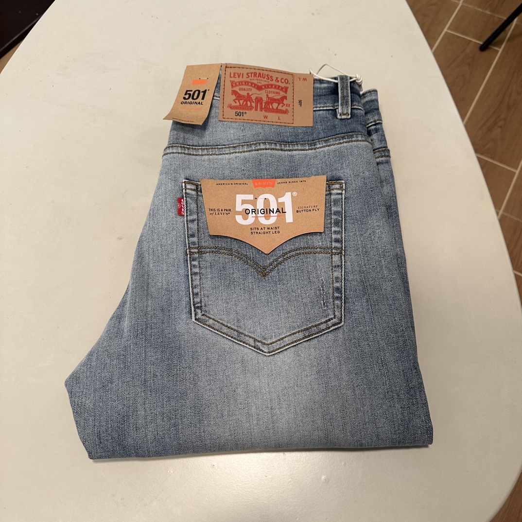 NO:139445,501 exclusively available for new jeans, high-end version!  Customized fabrics for counters are breathable and comfortable, with impeccable details, and the brand element design concept reflects high quality. The feel is delicate and soft!  It is casually cut, with a great upper body style!  29-40 yards, jeans,alexander wang19860909501 独家专供新款 牛仔裤,高端版本！专柜定制面料 透气舒适度高,细节无可挑剔,品牌元素设计理念,体现高品质.手感细腻柔软！呈现休闲裁剪,上身版型超赞！ 码数29-40,,jeans,alexander wang,Men's clothing