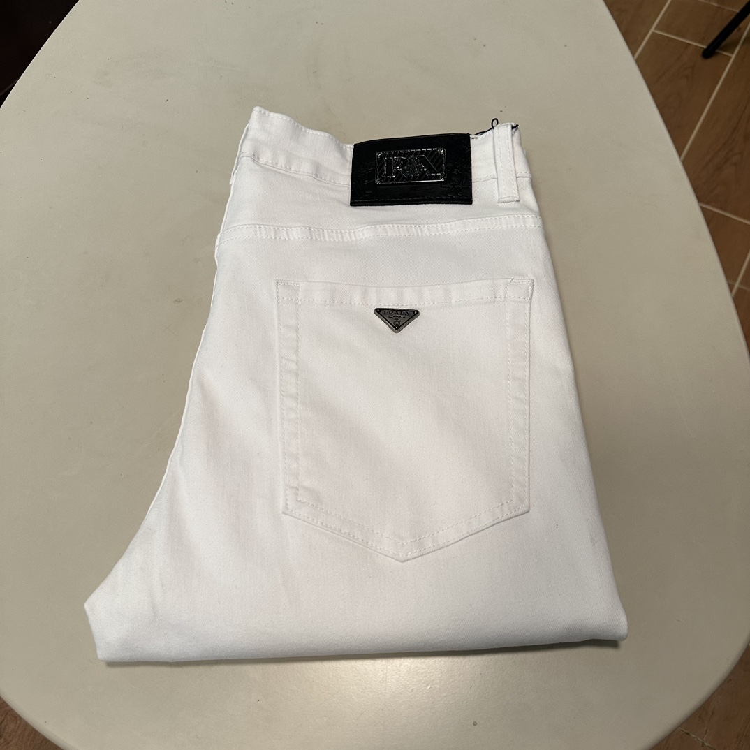 NO:150889,PRA Prada exclusively for new jeans, high-end version!  Customized fabrics for counters are breathable and comfortable, with impeccable details, and the brand element design concept reflects high quality. The feel is delicate and soft!  It is casually cut, with a great upper body style!  29-40, prada, prada, jeans, alexander wang19860909PRA 普拉达独家专供新款 牛仔裤,高端版本！专柜定制面料 透气舒适度高,细节无可挑剔,品牌元素设计理念,体现高品质.手感细腻柔软！呈现休闲裁剪,上身版型超赞！ 码数29-40,,prada,prada,jeans,alexander wang,Men's clothing