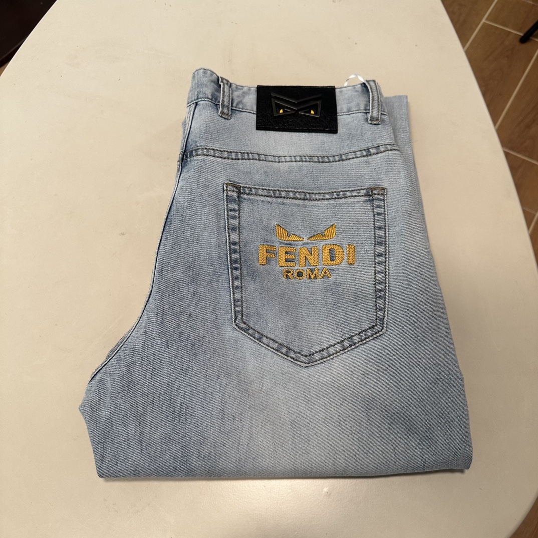 NO:139440,FD Fendi exclusively offers new jeans, high-end version!  Customized fabrics for counters are breathable and comfortable, with impeccable details, and the brand element design concept reflects high quality. The feel is delicate and soft!  It is casually cut, with a great upper body style!  Number of codes 29-40, fendi, jeans, alexander wang19860909FD 芬迪独家专供新款 牛仔裤,高端版本！专柜定制面料 透气舒适度高,细节无可挑剔,品牌元素设计理念,体现高品质.手感细腻柔软！呈现休闲裁剪,上身版型超赞！ 码数29-40,,fendi,jeans,alexander wang,Men's clothing