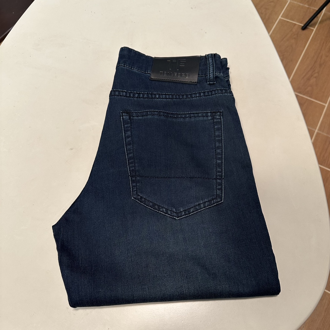 NO:139436,TF exclusively available for new jeans, high-end version!  Customized fabrics for counters are breathable and comfortable, with impeccable details, and the brand element design concept reflects high quality. The feel is delicate and soft!  It is casually cut, with a great upper body style!  Number of codes 29-40, Tom ford, jeans, alexander wang19860909TF 独家专供新款 牛仔裤,高端版本！专柜定制面料 透气舒适度高,细节无可挑剔,品牌元素设计理念,体现高品质.手感细腻柔软！呈现休闲裁剪,上身版型超赞！ 码数29-40,,tom ford,jeans,alexander wang,Men's clothing