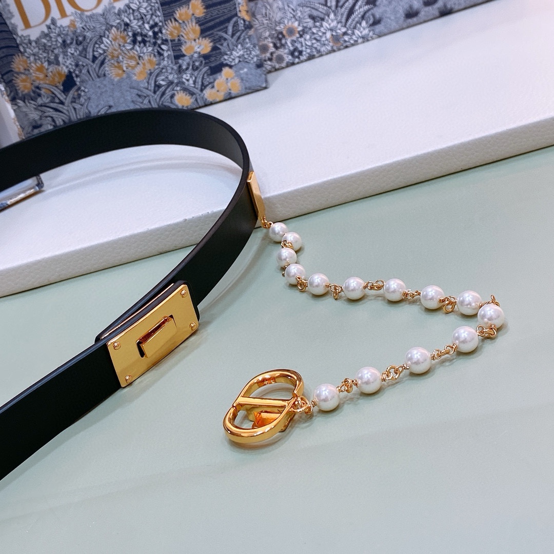 
d ior 24独家Montaigne CD 腰带扣
内侧饰以 Christian Dior Pari