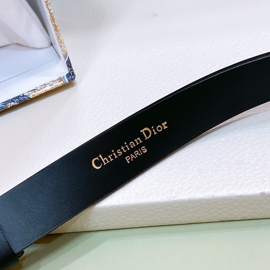 
d ior 24独家Montaigne CD 腰带扣
内侧饰以 Christian Dior Pari